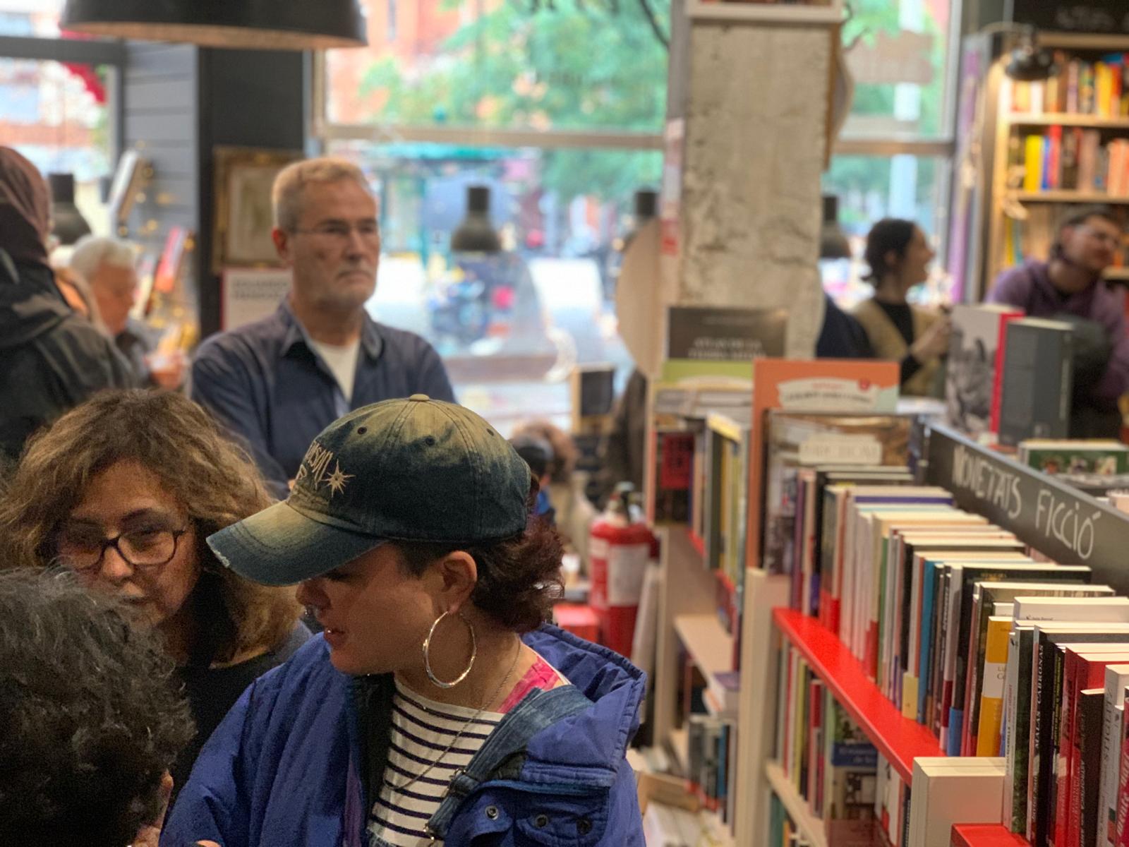 La llibreria es va omplir pel concert, teatre i vermut de Nadal, a Banús. FOTO: Judit Josa