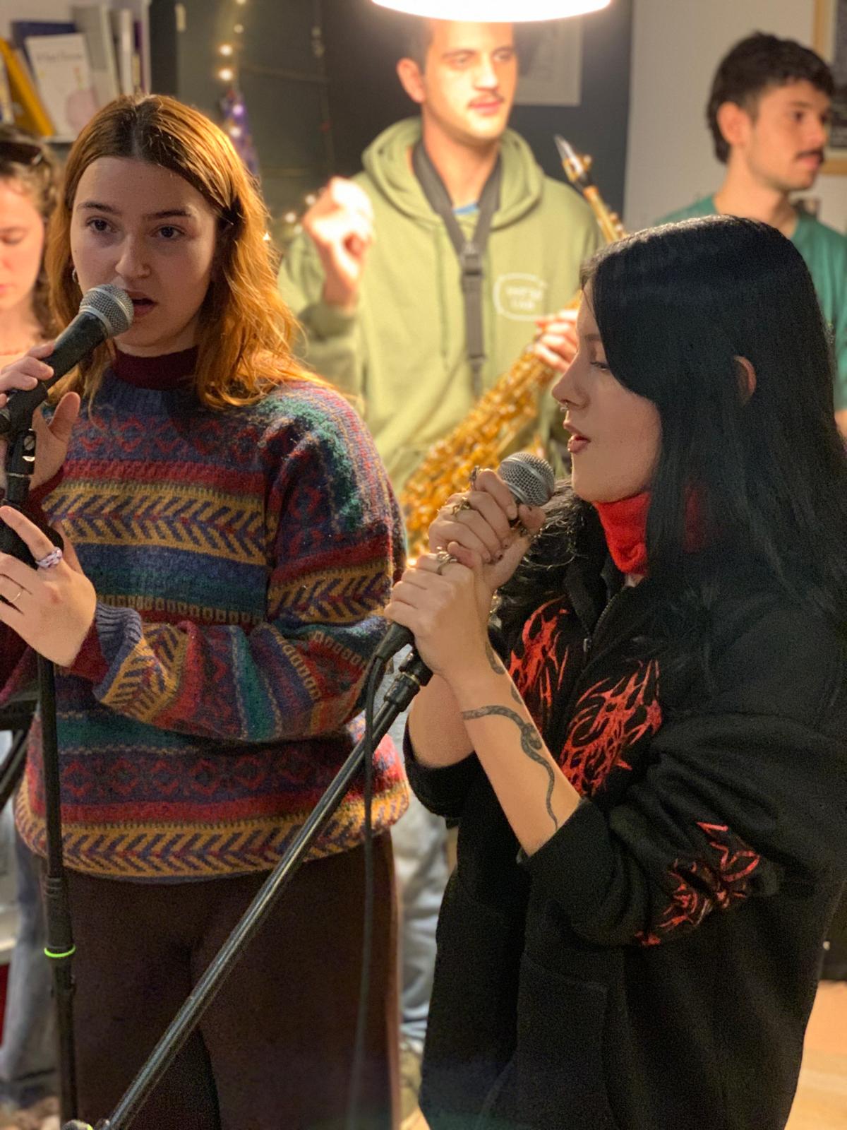 Concert d’Amics del Líam a la llibreria Nova Èfora. FOTO: Judit Josa