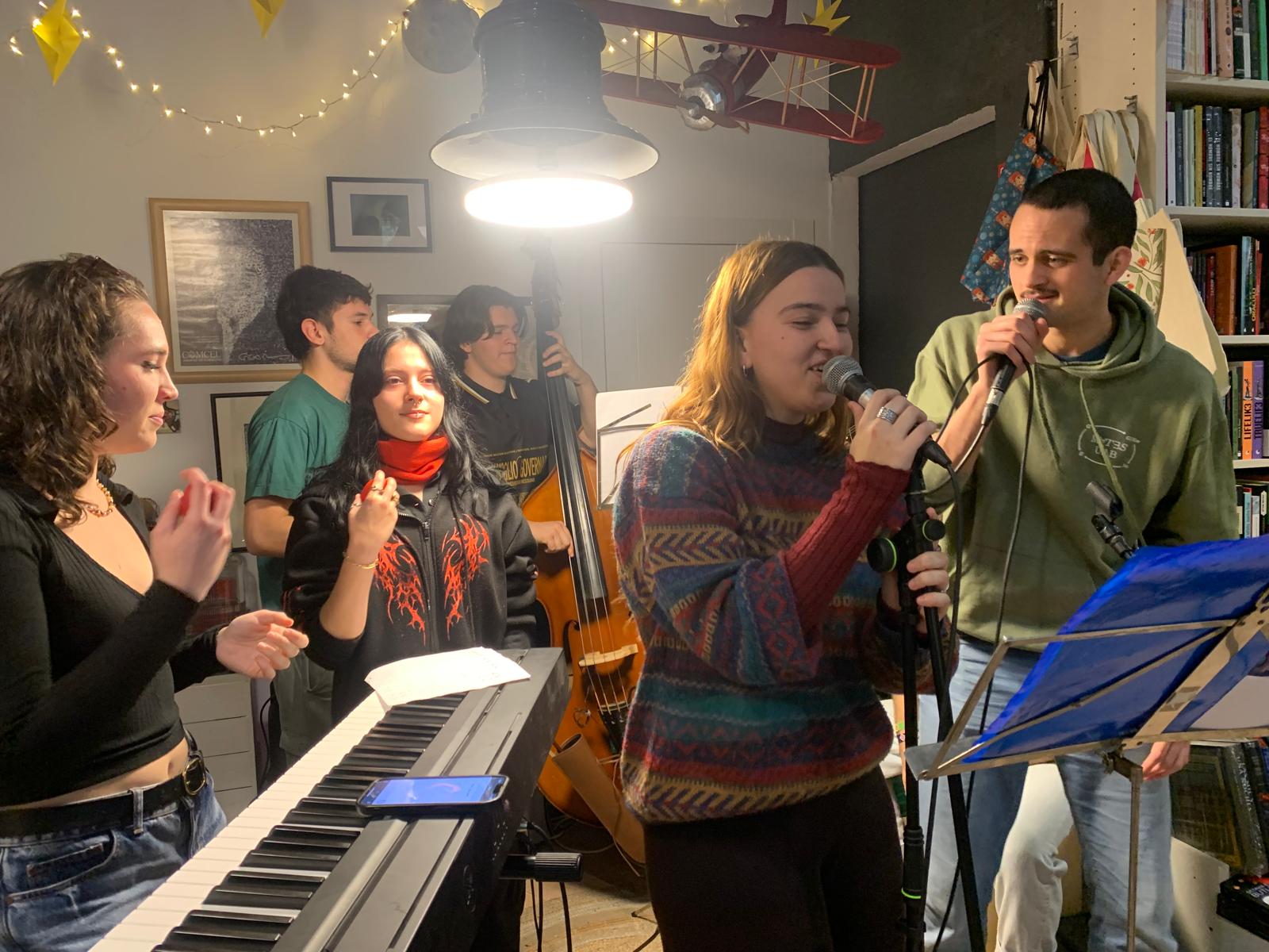 Concert d’Amics del Líam a la llibreria Nova Èfora. FOTO: Judit Josa