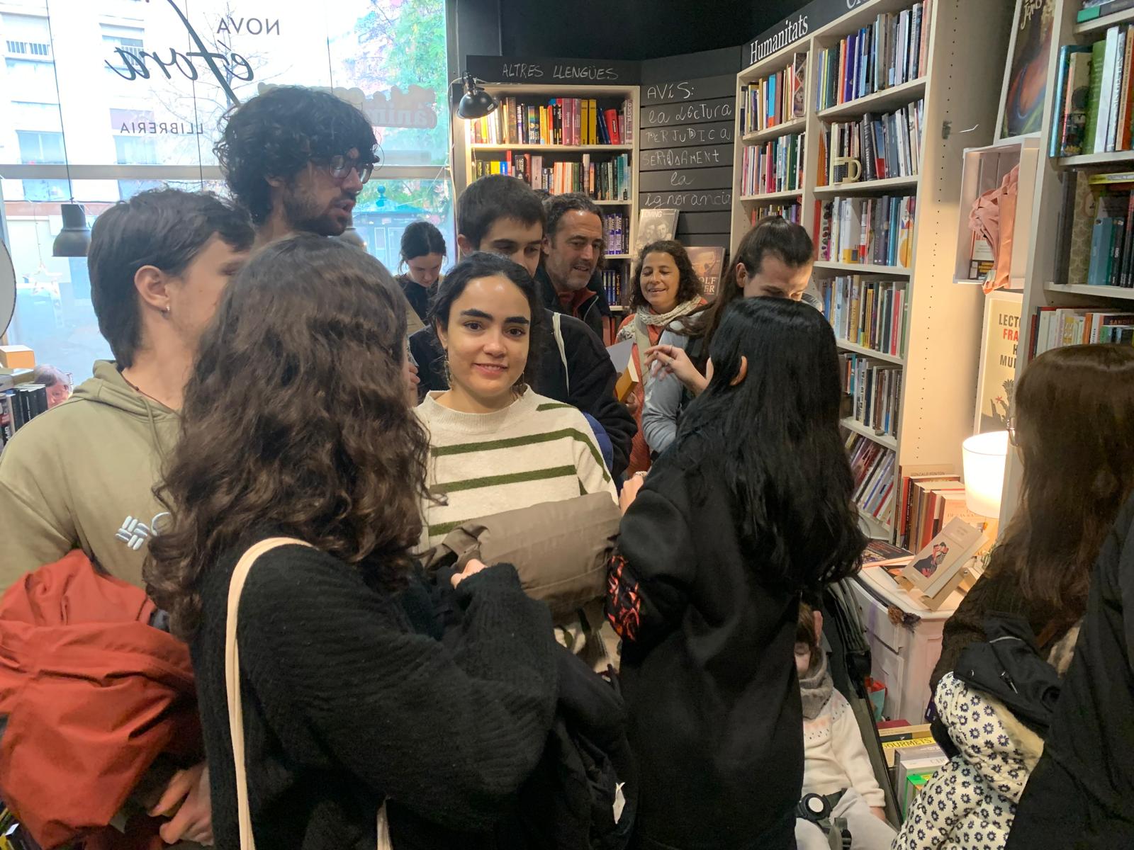 La llibreria es va omplir pel concert, teatre i vermut de Nadal, a Banús. FOTO: Judit Josa