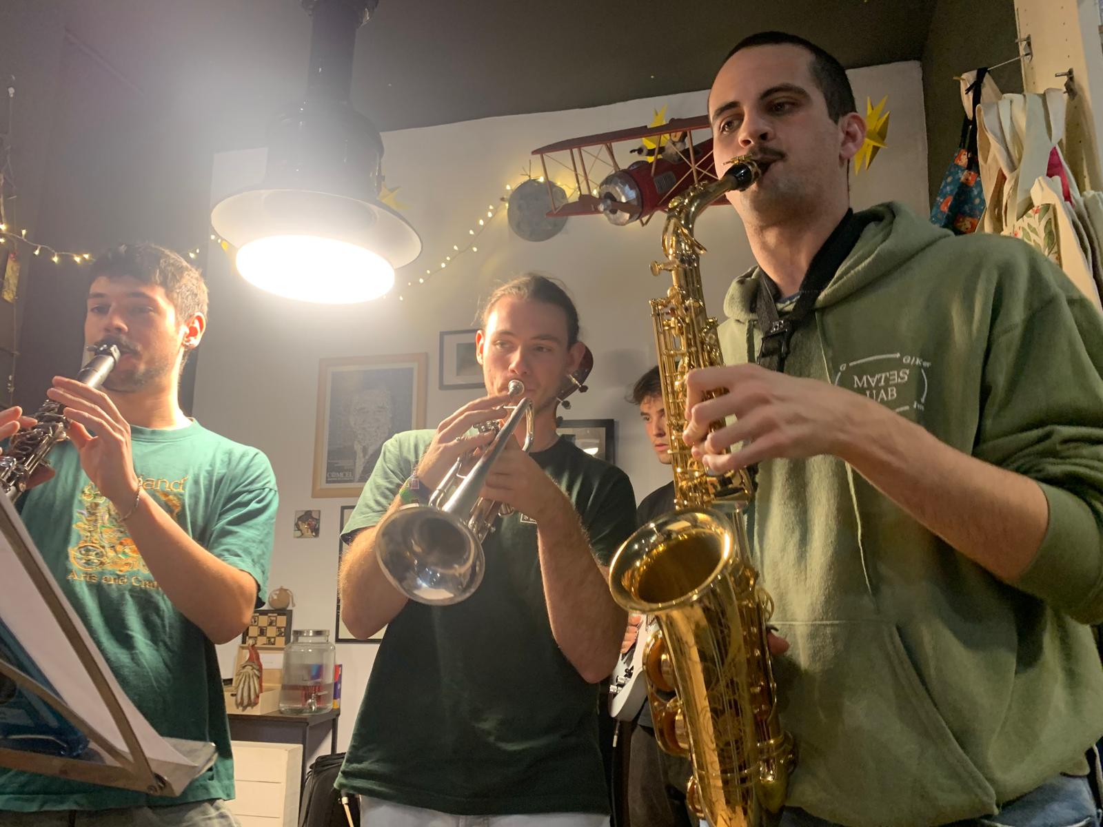 Concert d’Amics del Líam a la llibreria Nova Èfora, versió instrumental. FOTO: Judit Josa