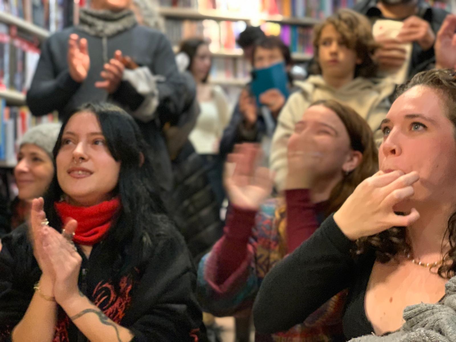 Les vocalistes d'Amics del Líam, aplaudint l'actuació dels seus companys. FOTO: Judit Josa