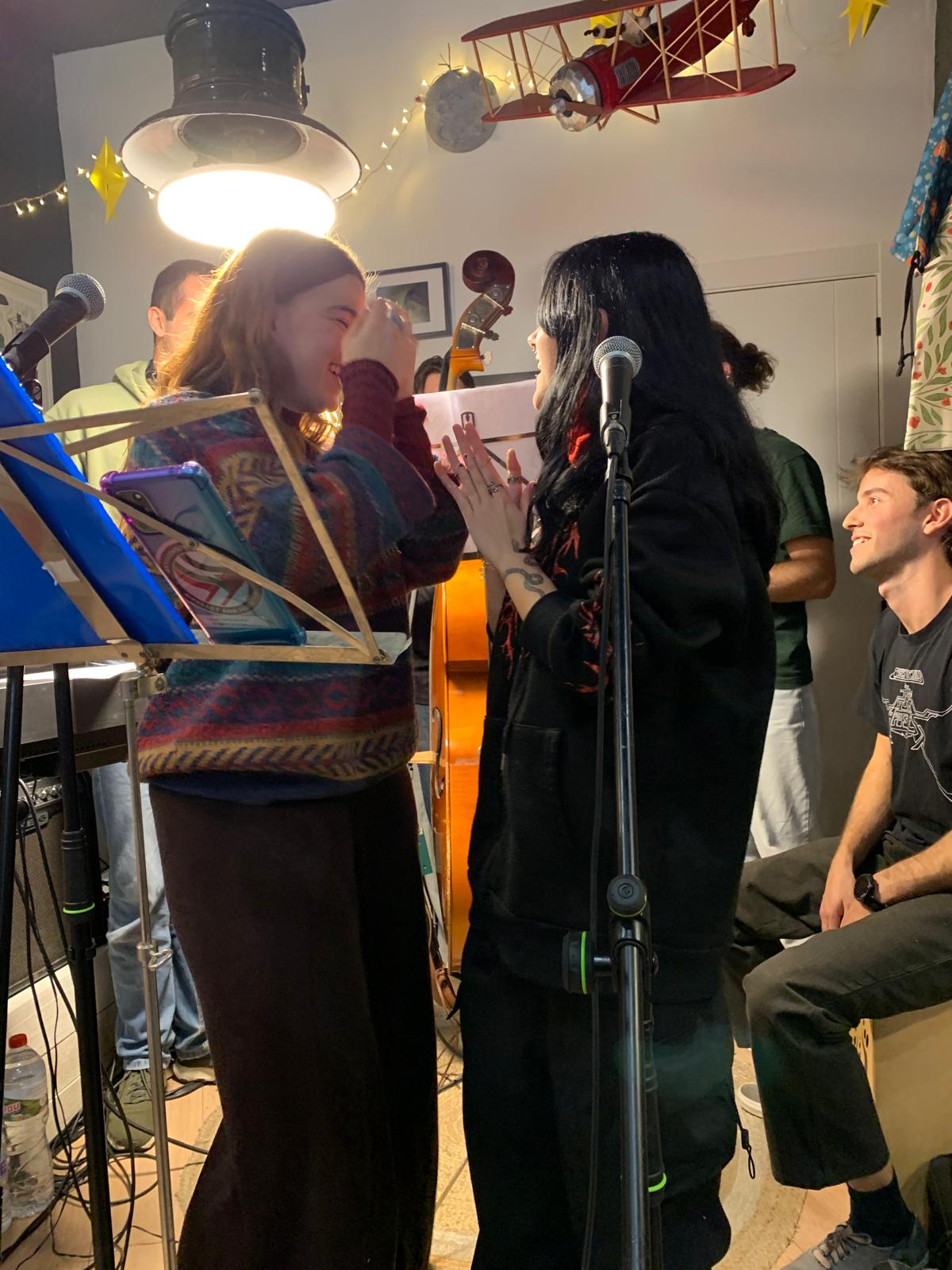 Concert d’Amics del Líam a la llibreria Nova Èfora, en la celebració de Nadal de Banús. FOTO: Judit Josa