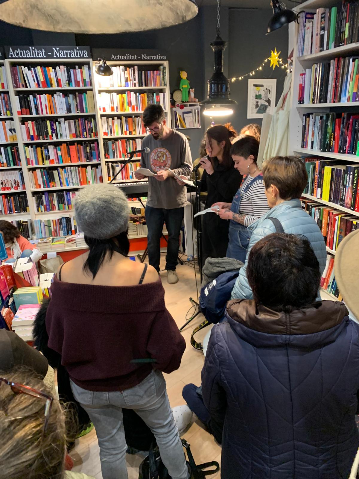 Lectura dramatitzada de Conte de Nadal entre llibres i lectors. FOTO: Judit Josa