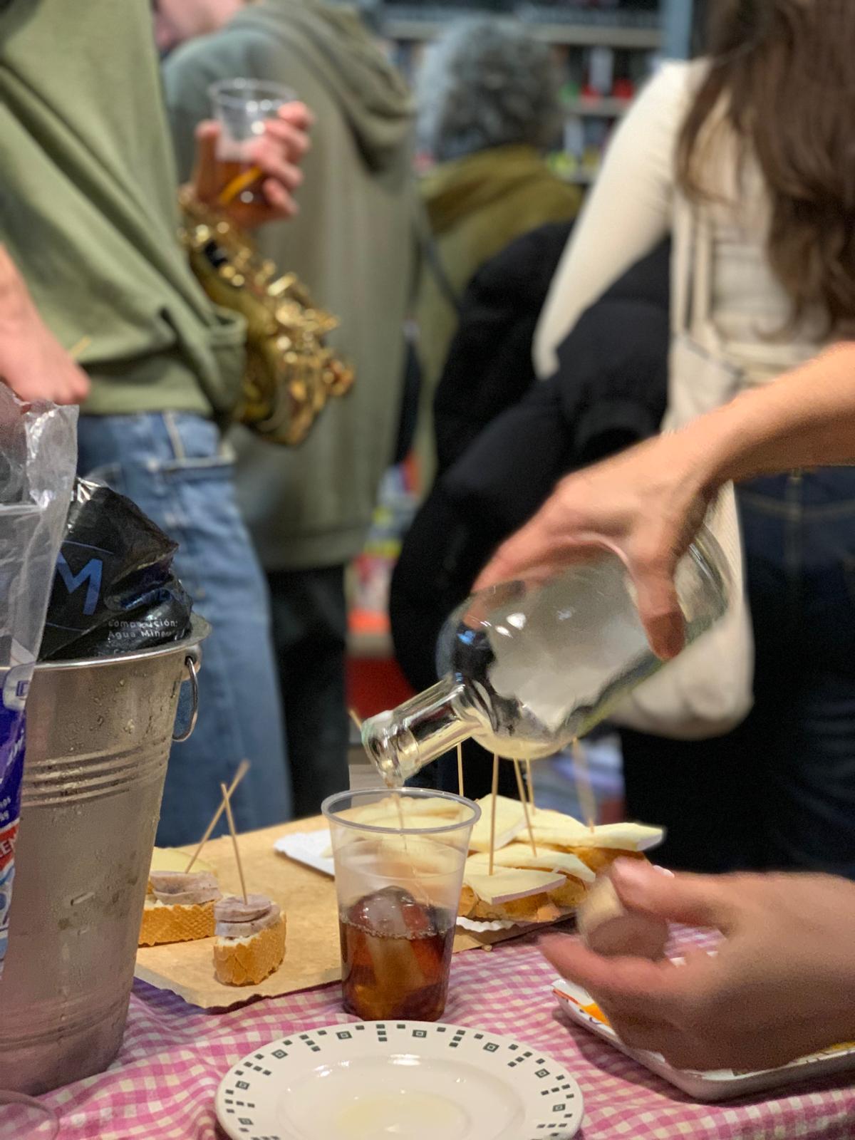 Vermut de proximitat, concert i teatre, tot traslladat a l'interior de la llibreria per la pluja. FOTO: Judit Josa