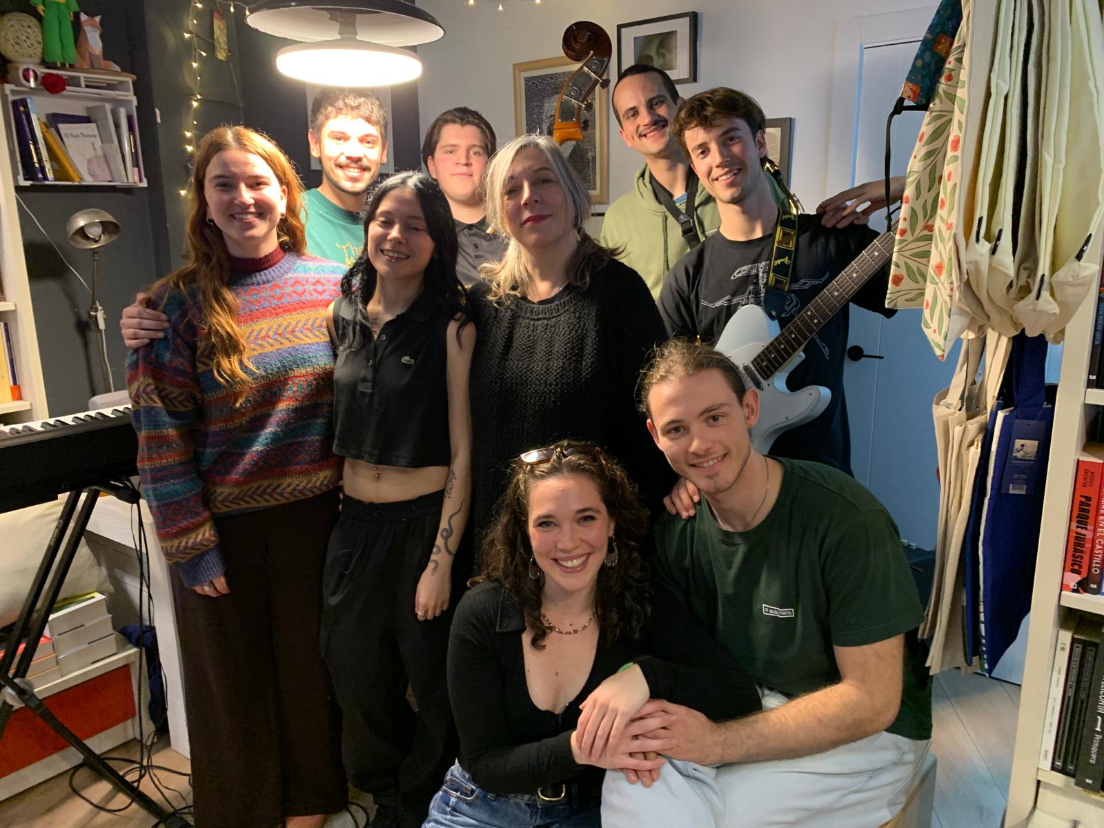 El grup de músics i cantants Els Amics del Líam, amb la propietària de la llibreria Nova Éfora, en la celebració de Nadal, dissabte. FOTO: Judit Josa.