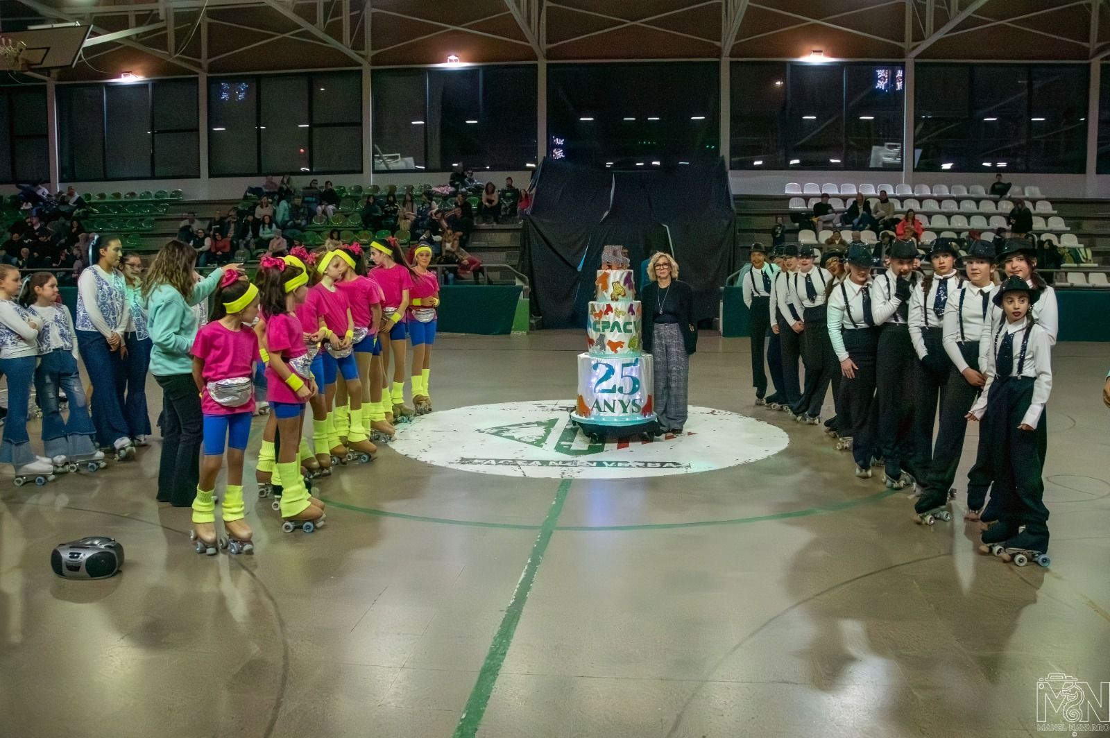 Pastís d'aniversari pels 25 anys del club de patinatge artístic de Cerdanyola. FOTO: CPACV