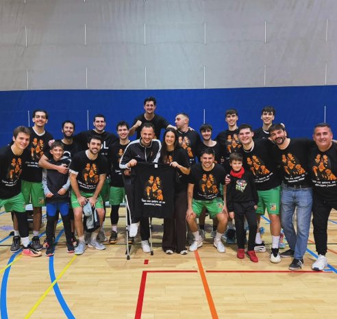 El primer equip del CB Cerdanyola dóna suport a Pol Martínez. FOTO: CB Cerdanyola