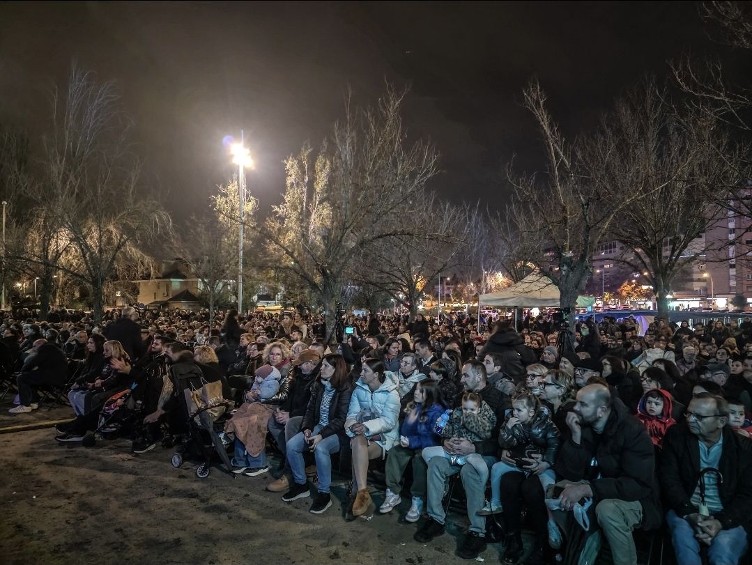 El públic gaudeix de l'exhibició d'escoles de dansa al parc del Turonet tot i el fred. FOTO: Marc Mata