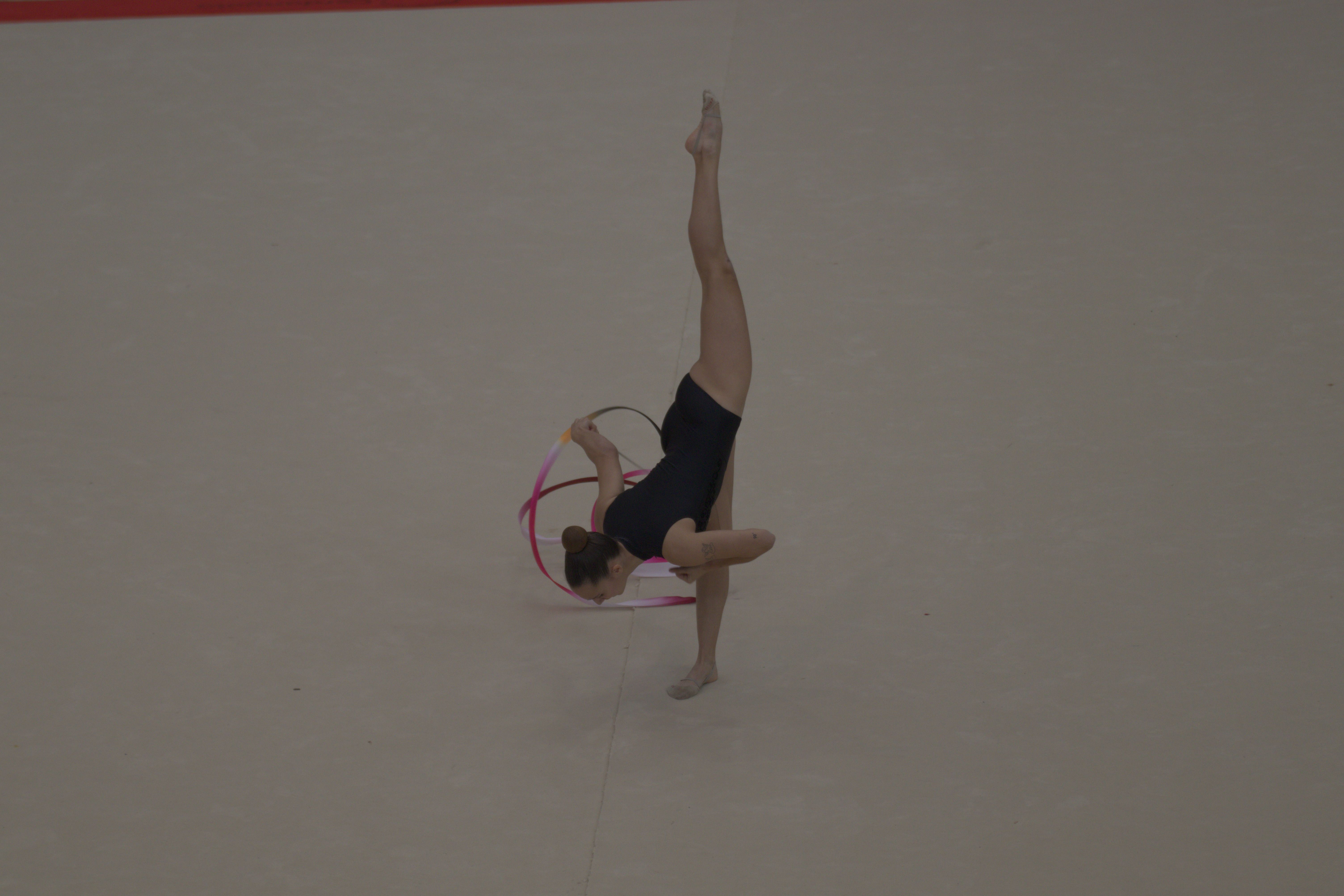 Les gimnastes del Club Gimnàstica Rítmica mostren el seu talent en el festival de Nadal. Foto: Marc Mata