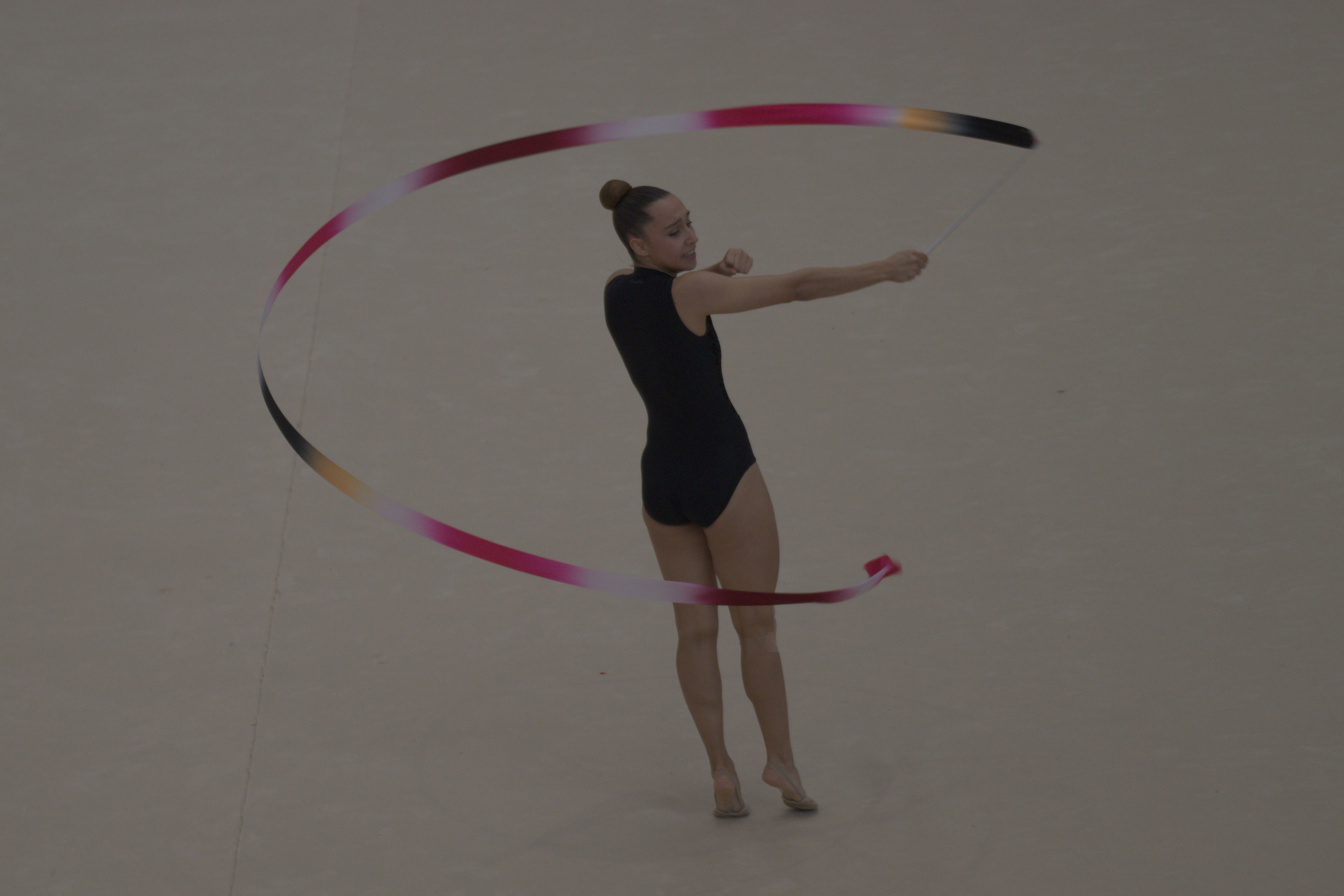 Les gimnastes del Club Gimnàstica Rítmica mostren el seu talent en el festival de Nadal. Foto: Marc Mata