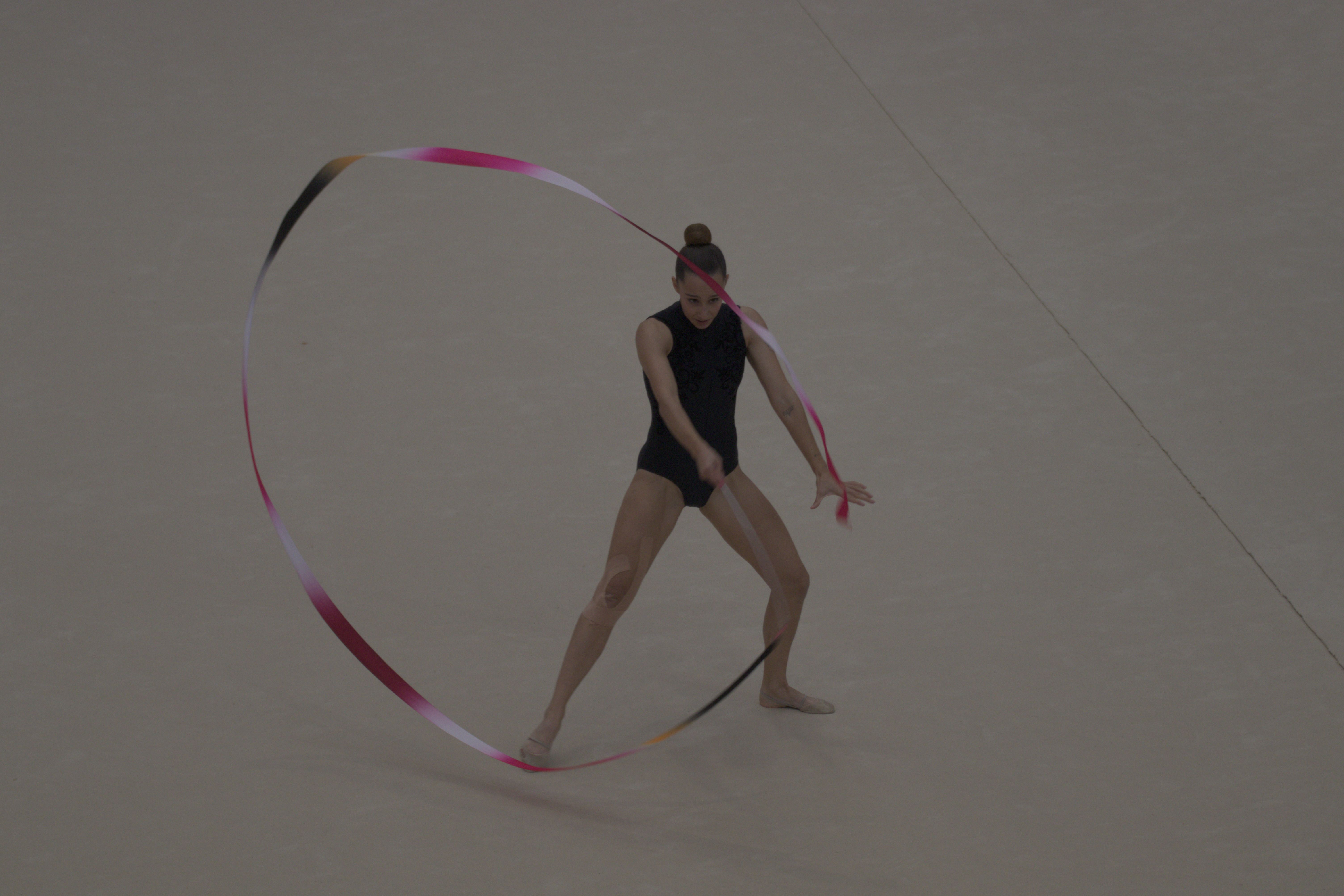 Les gimnastes del Club Gimnàstica Rítmica mostren el seu talent en el festival de Nadal. Foto: Marc Mata