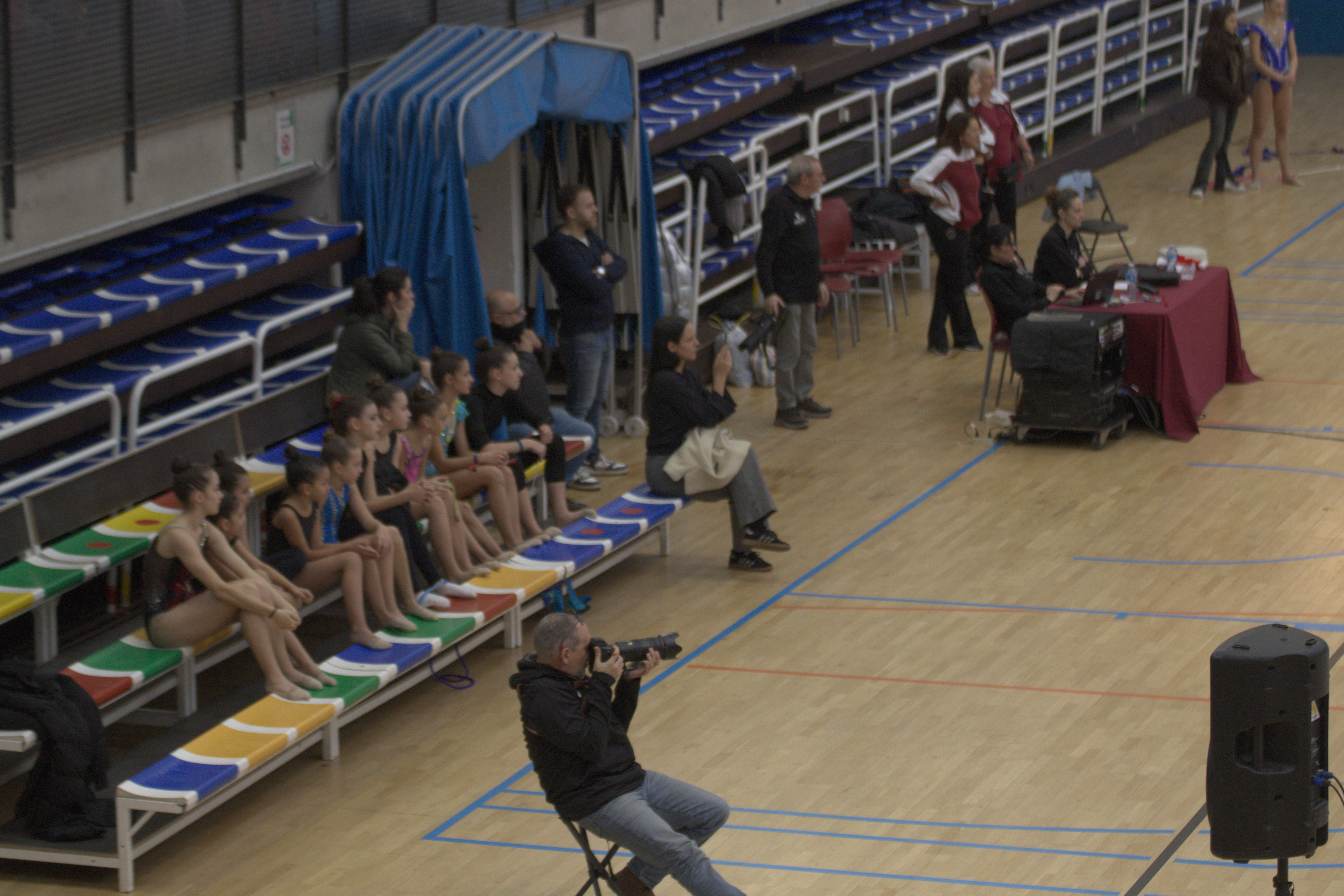 Les gimnastes del Club Gimnàstica Rítmica mostren el seu talent en el festival de Nadal. Foto: Marc Mata