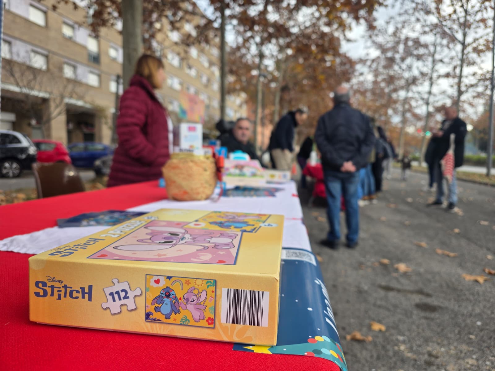Recollida de joguines Creu Roja a l'Avinguda Canaletes. Foto: Marc Mata