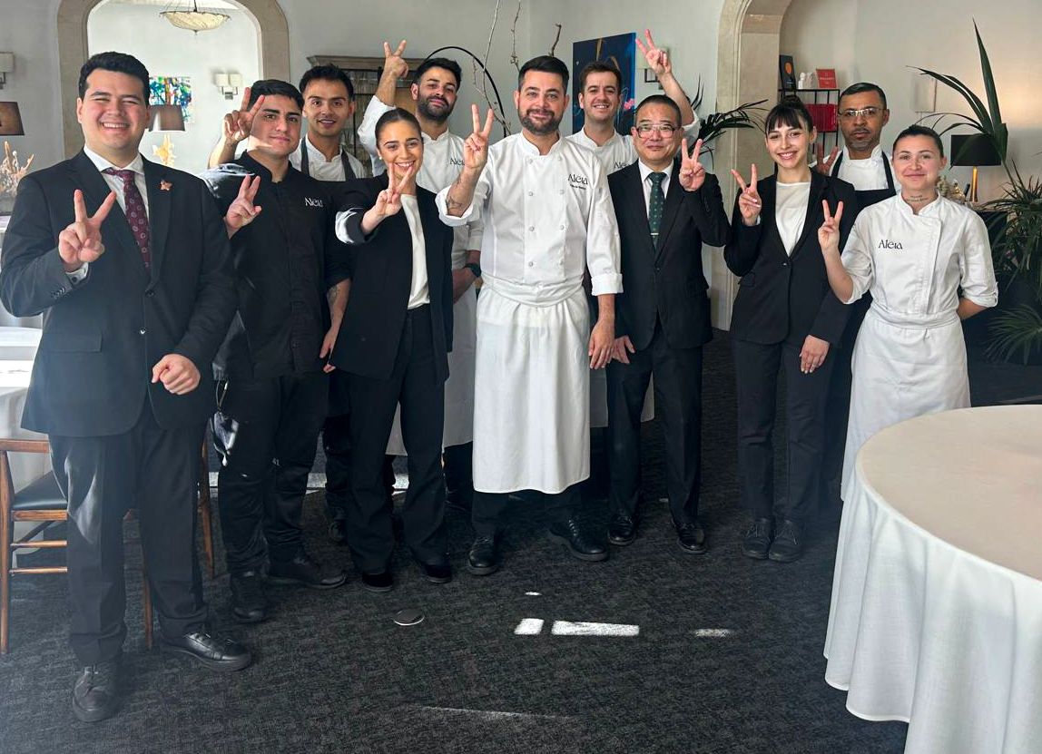 L'equip del restaurant Aleia que ostenta una doble estrella Michelin, amb el cuiner de Cerdanyola. FOTO: Cedida.