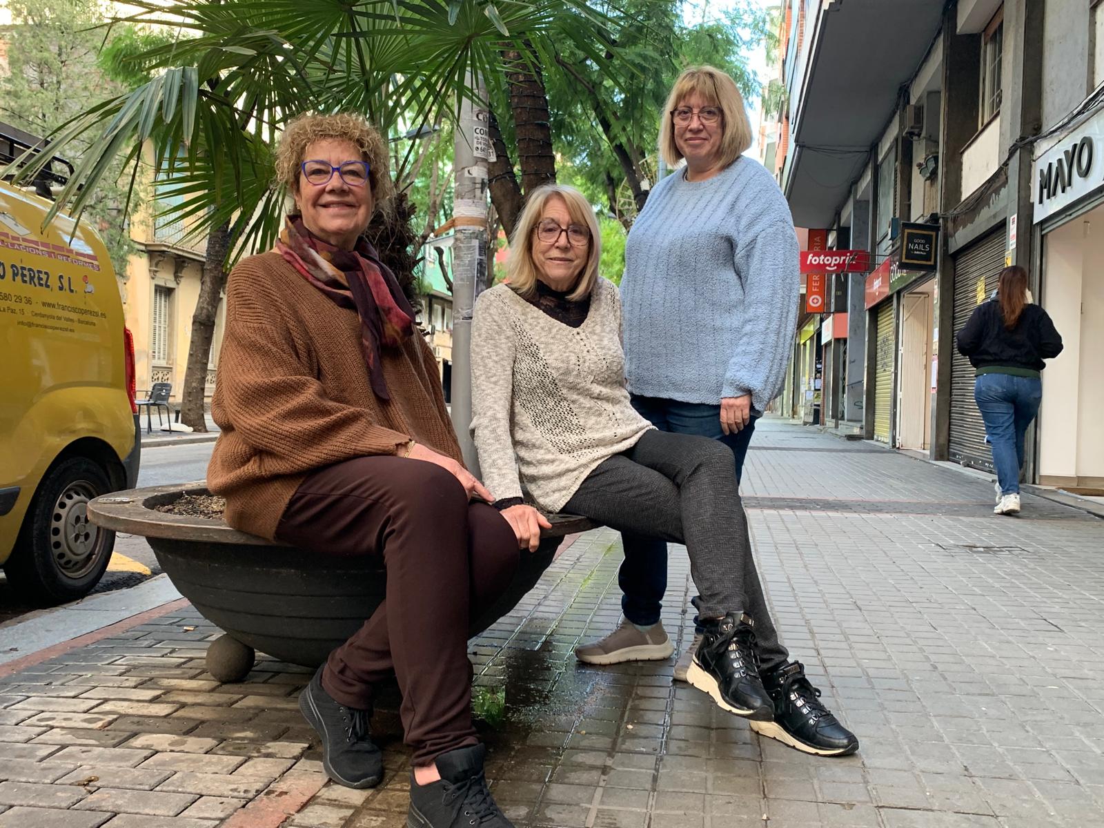 Margarita Picatoste (tressorera), Maite Montull (presidenta) i Maria Àngels Font Garriga (secretària) de l'Agrupació Pesebrista de Cerdanyola, a l'Avinguda de Catalunya. FOTO: Judit Josa
