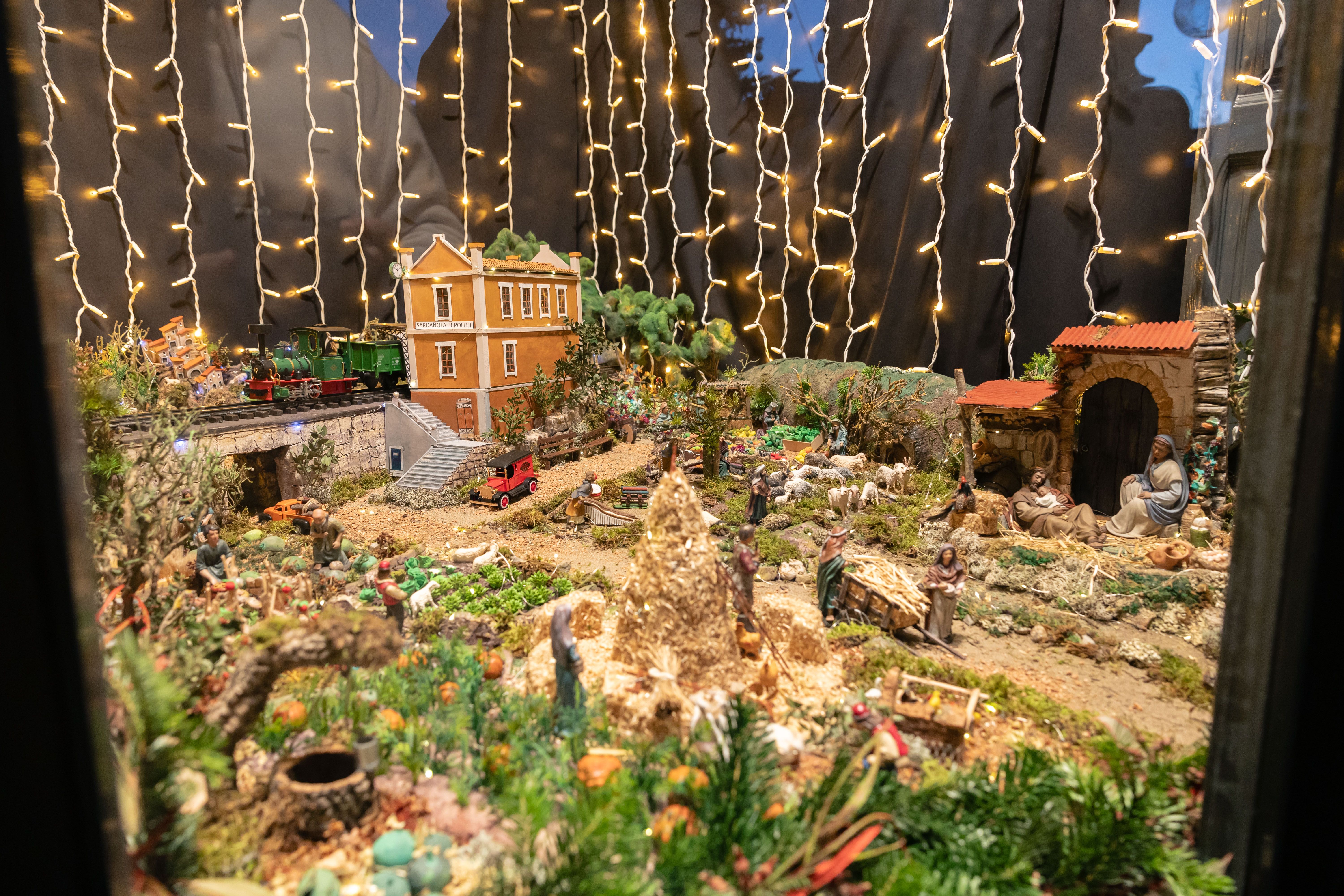 Pessebre de l'Ajuntament de Cerdanyola, exposat en una de les finestres de l'edifici consistorial. Punt d'inici de la ruta. FOTO: Arnau Padilla