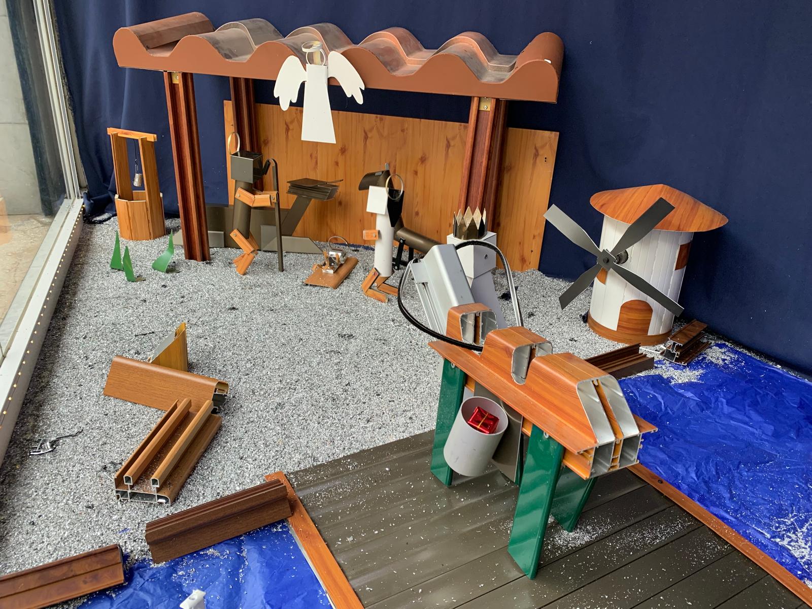 Detall del naixement del pessebre d'Aluminios Cordellas, fet amb material de la botiga. FOTO: Judit Josa