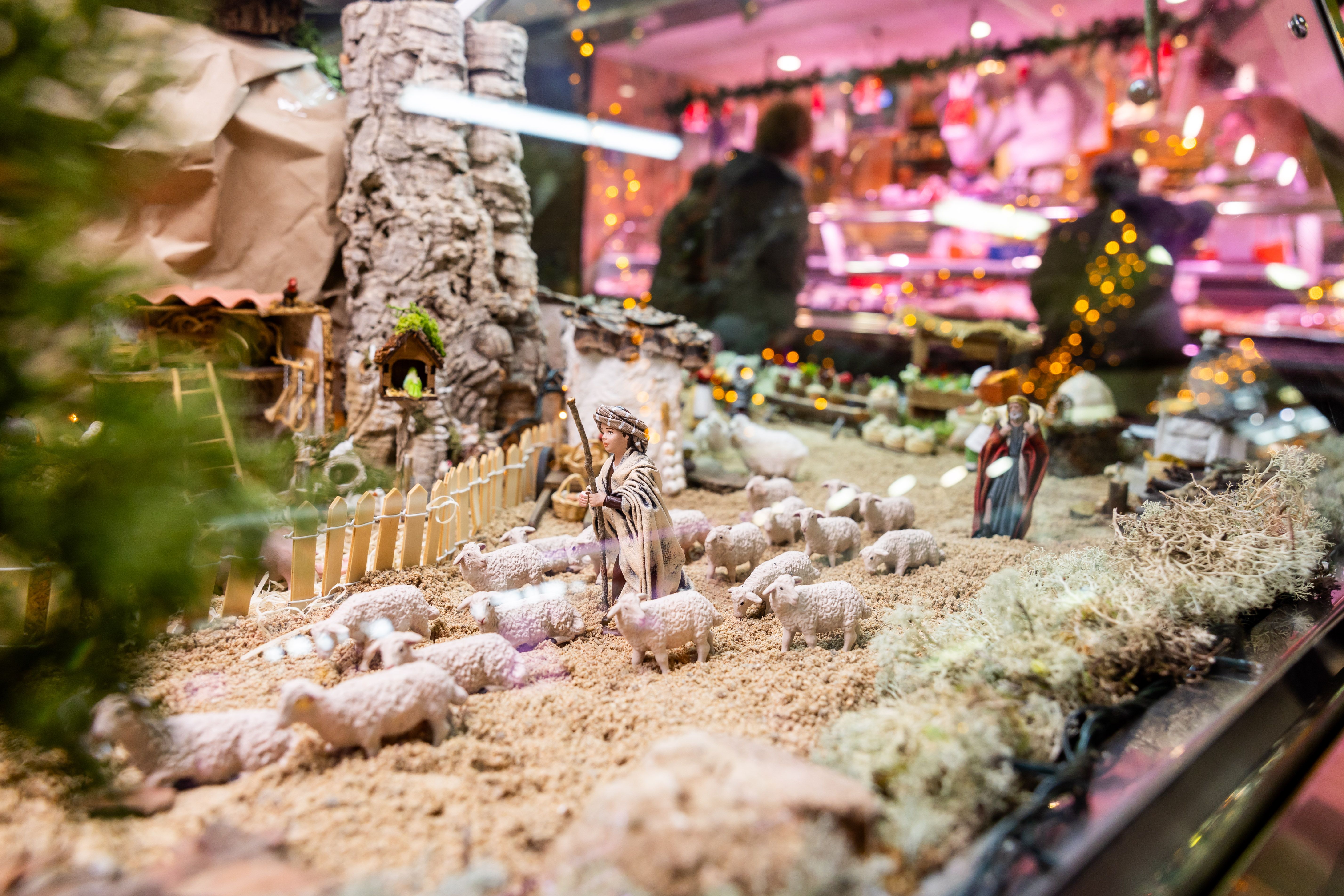 El Mercat de Serraperera ha dedicat tot el frontal d'una parada al seu pessebre. FOTO: Judit Josa