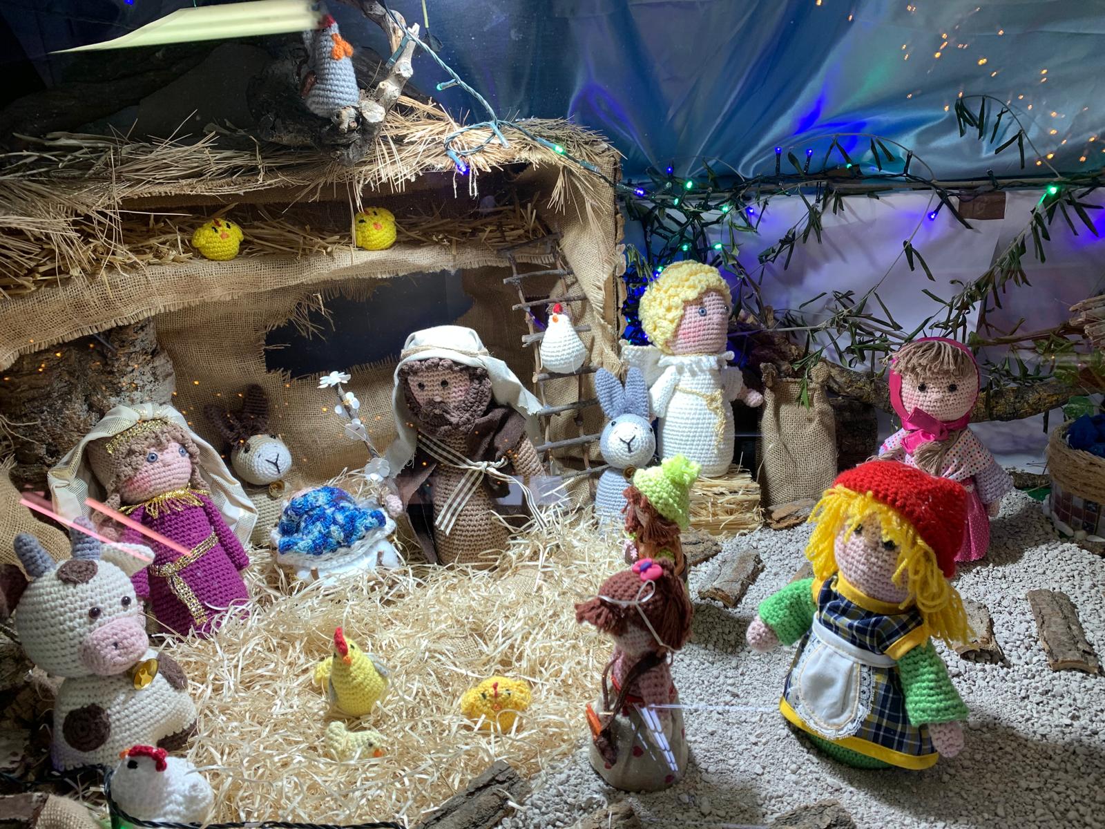 Al mateix punt, s'exposa en una altra parada el pessebre fet amb ganxet del Racó de les Labors, guanyador del primer premi el 2024. FOTO: Judit Josa 