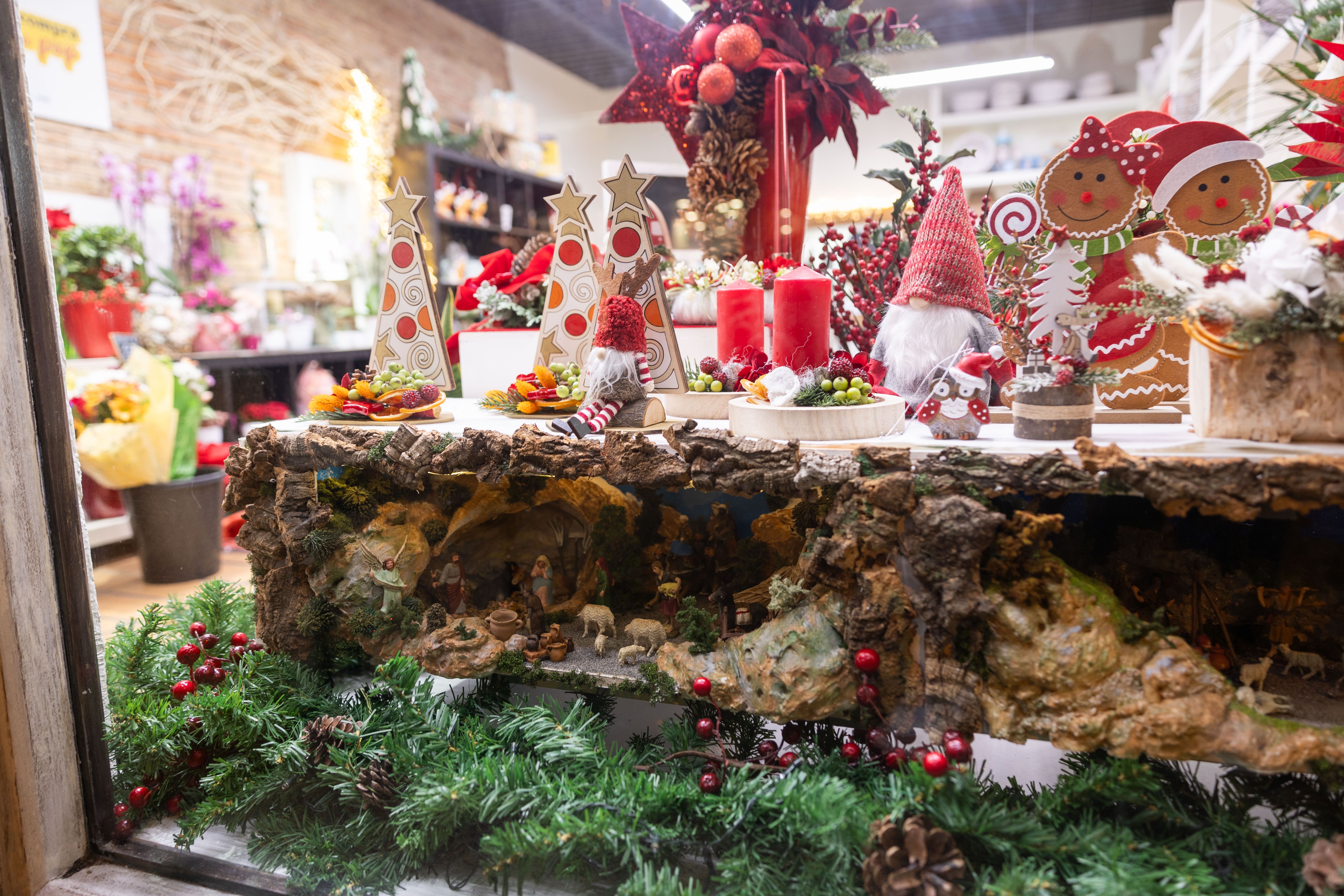 Pessebre de Floristeria Morera, amb presència de verd i decoracions florals. FOTO: Arnau Padilla