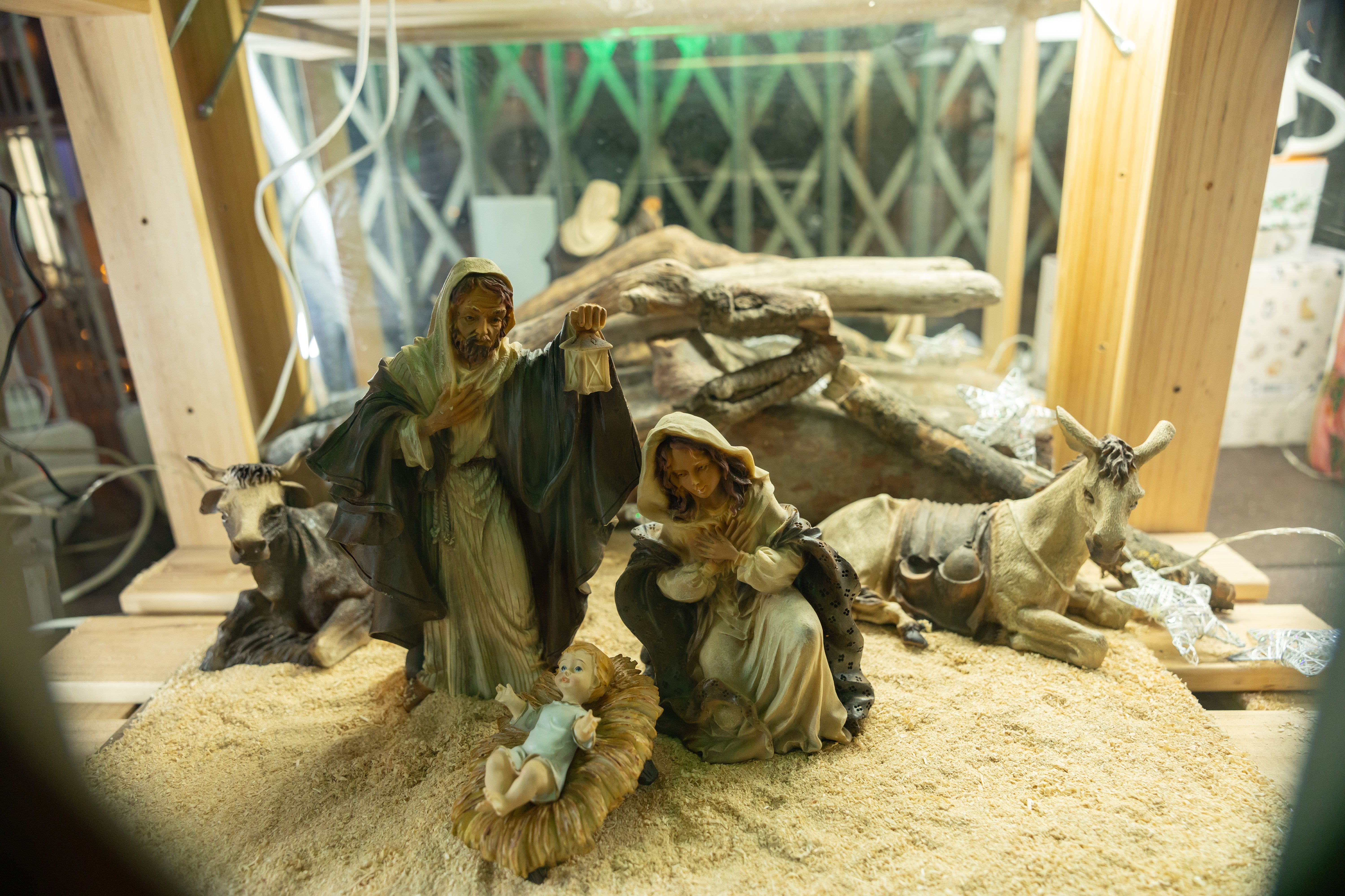 Escena del naixement al pessebre de la Ferreteria Torre del Pi, també a l'avinguda de Catalunya. FOTO: Arnau Padilla. 