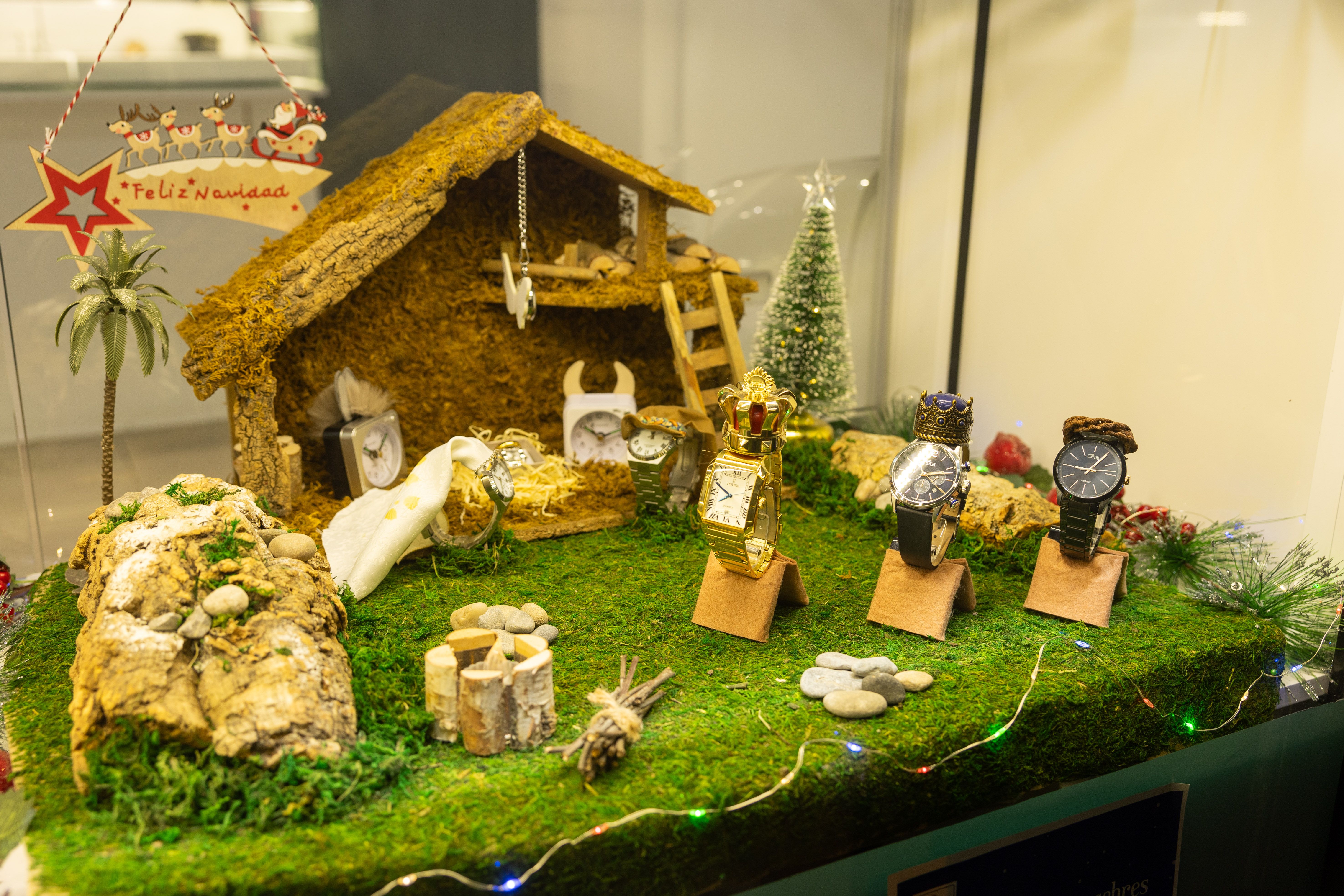 Original pessebre de Joyeria Belén, comerç que s'incorpora per primera vegada a la ruta i que proposa un naixement fet amb rellotges. FOTO: Arnau Padilla