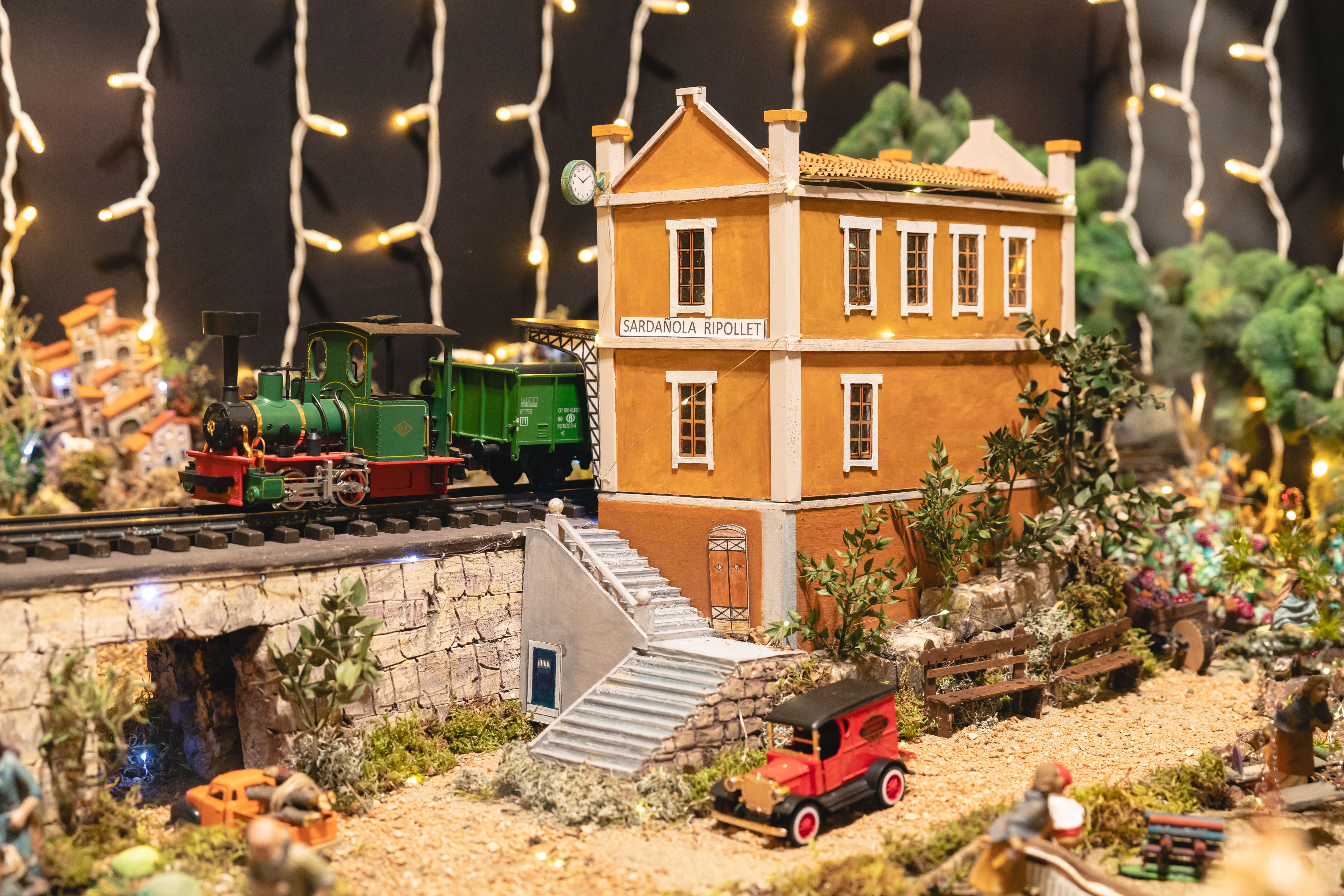 Pessebre de l'Ajuntament, una estampa que ens retorna a la Cerdanyola dels anys 50, amb la maqueta de l'estació de tren i un trenet . FOTO: Arnau Padilla
