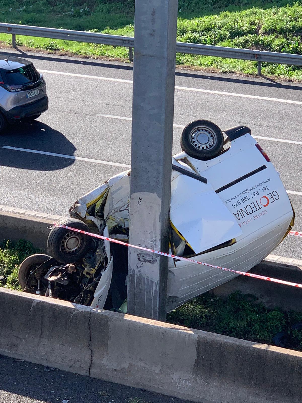 Furgoneta accidentada a la C-58. Foto: Judit Josa