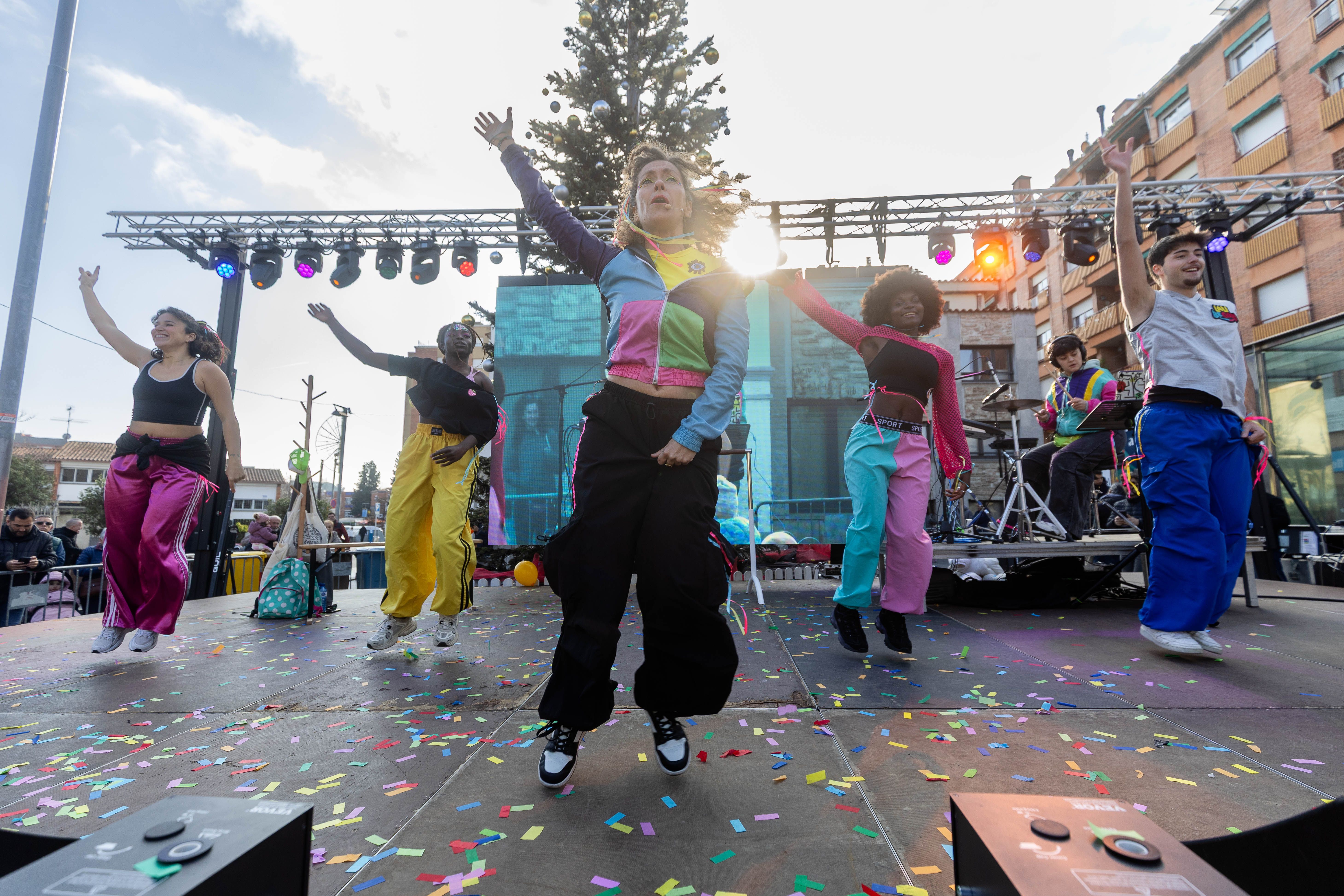 Els integrants de Lali Be Good fan ballar grans i petits amb coreografies plenes d’energia. FOTOS: Núria Puentes (Ajuntament de Cerdanyola)