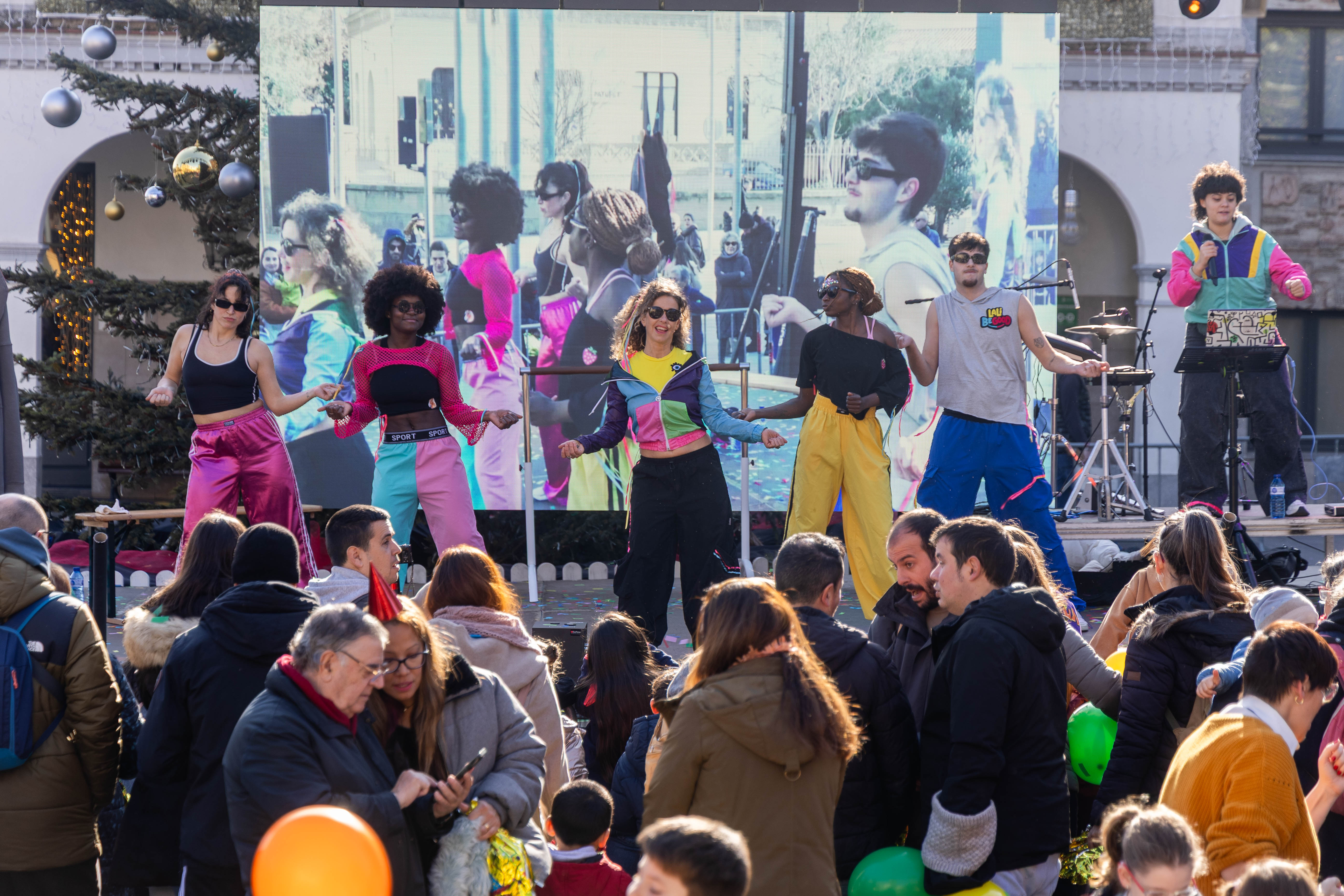 Els nens i nenes segueixen les cançons i moviments, convertint la plaça en una gran pista de ball. FOTOS: Núria Puentes (Ajuntament de Cerdanyola)