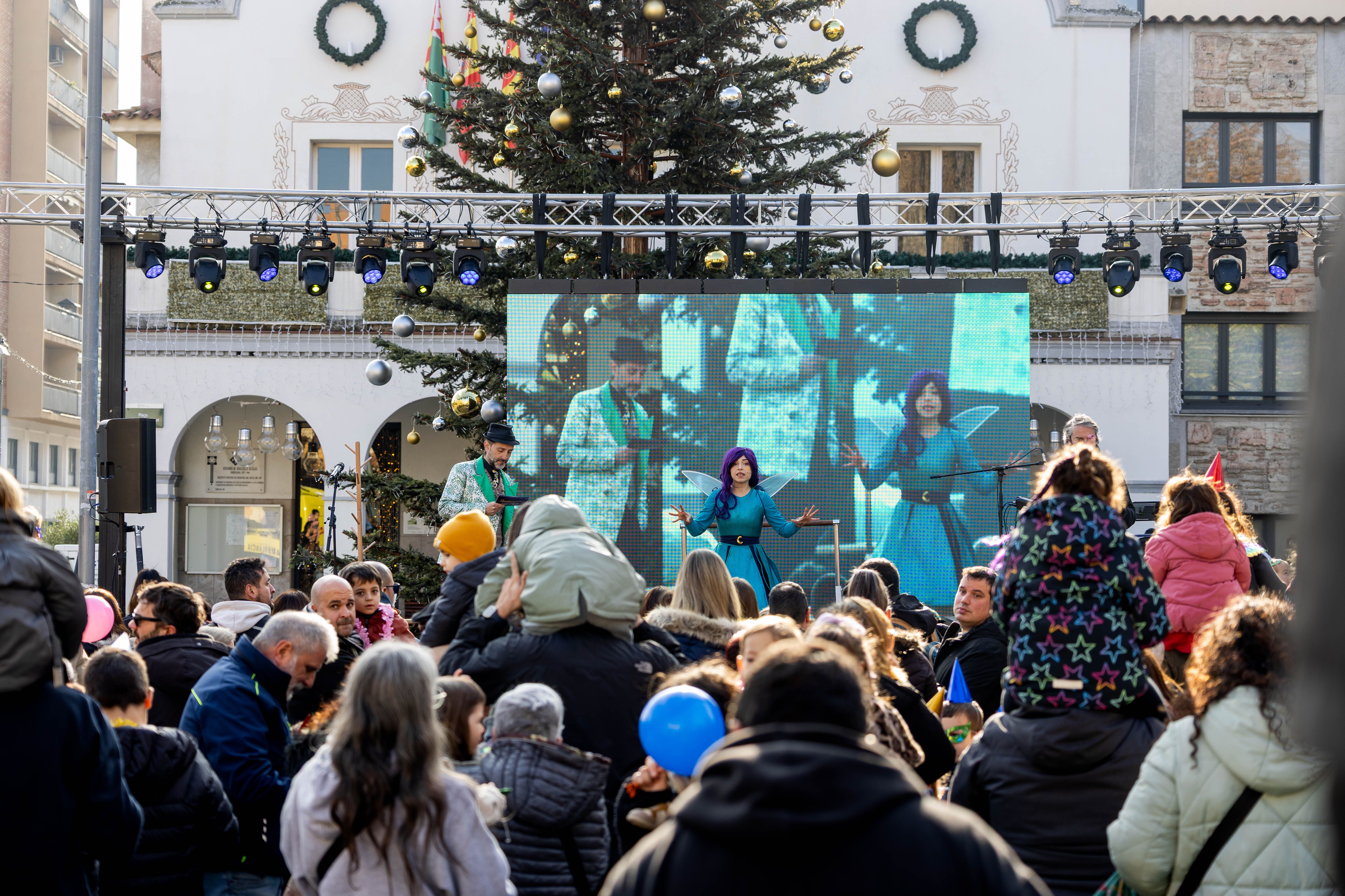 La Fada Alba obre l’espectacle connectant amb els infants des de l’escenari. FOTOS: Núria Puentes (Ajuntament de Cerdanyola)