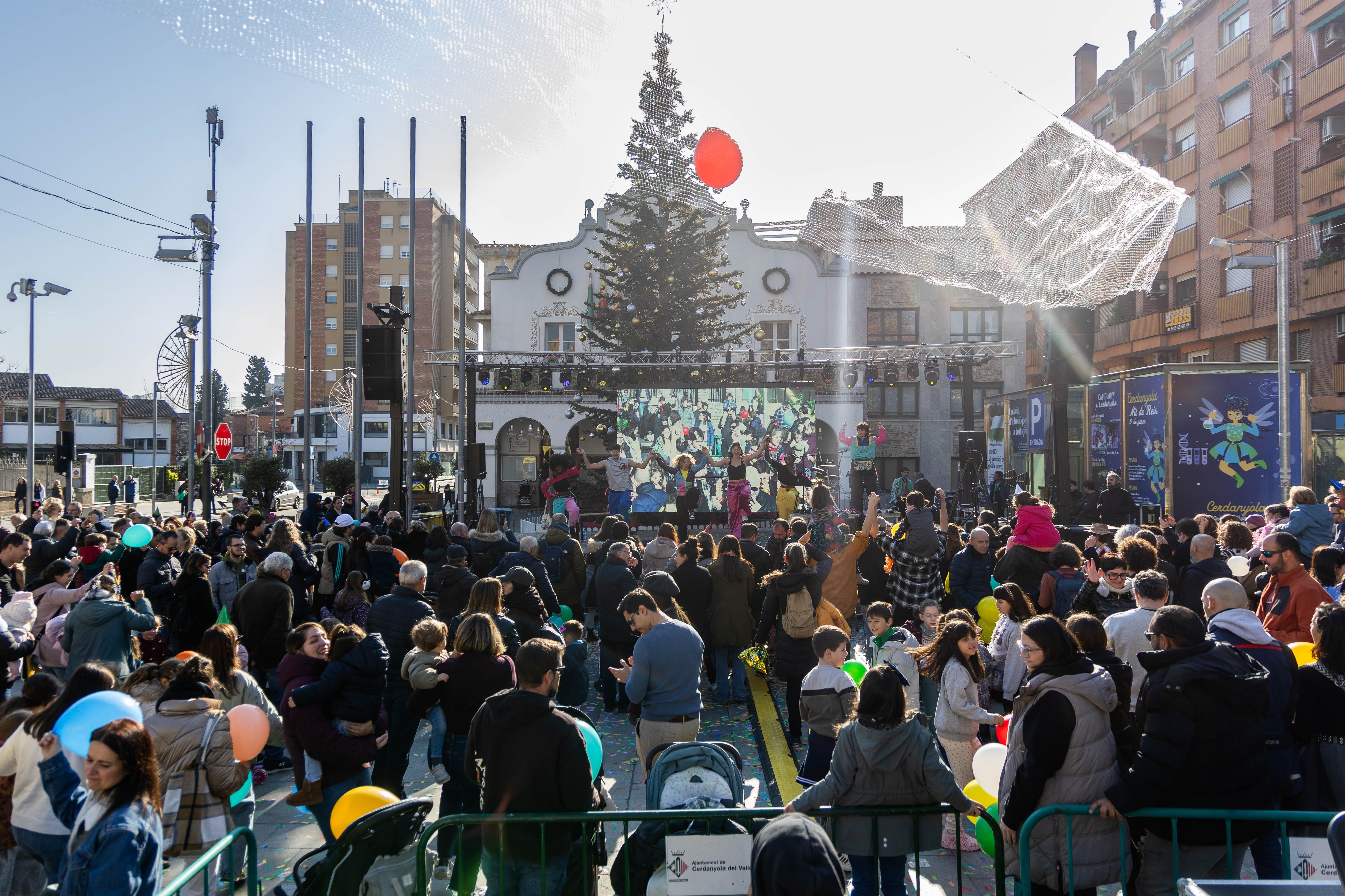 La plaça Abat Oliba s’omple de famílies i infants en els primers moments del Cap d’Any infantil. FOTOS: Núria Puentes (Ajuntament de Cerdanyola)