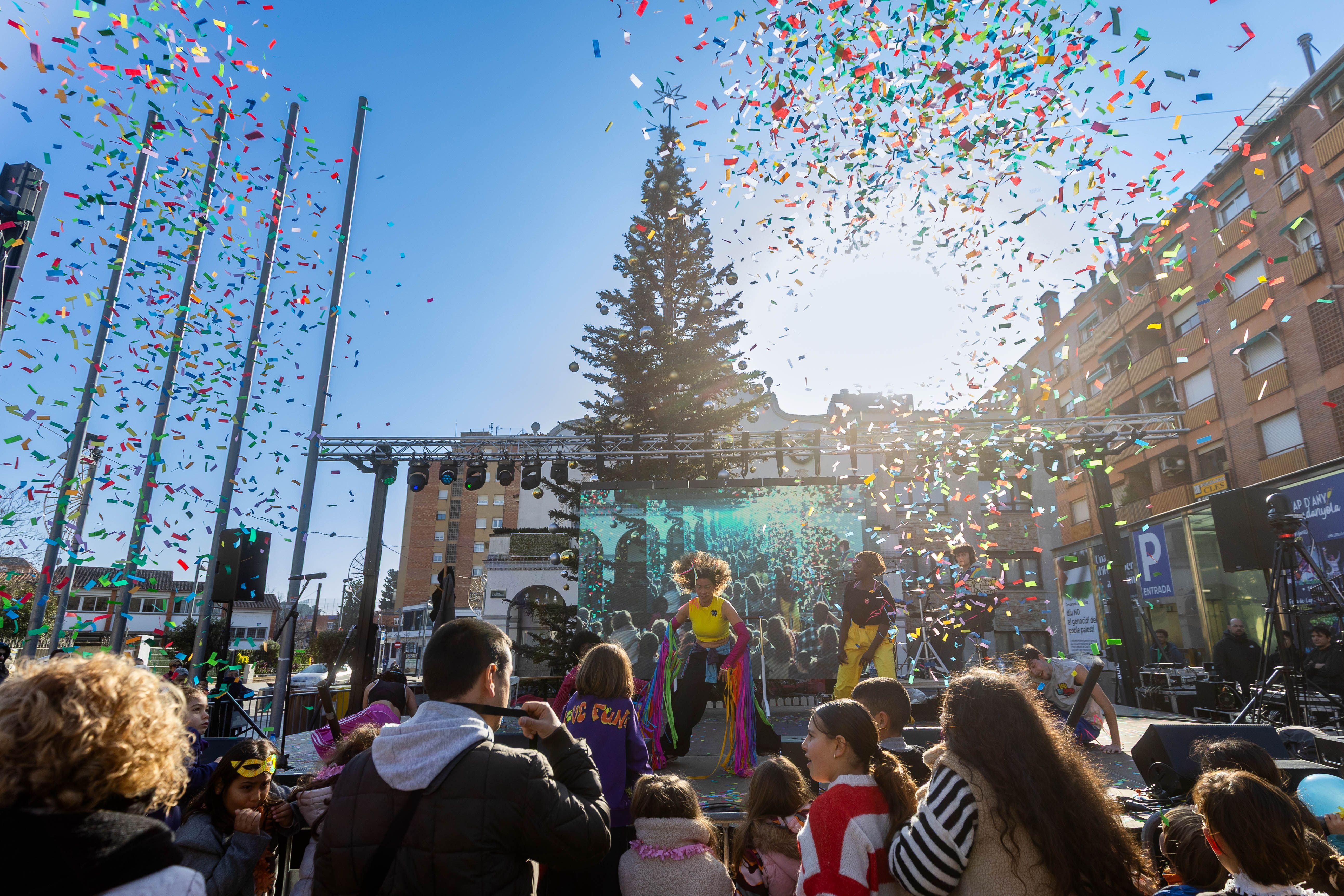 La festa es tanca amb una pluja de confeti per donar la benvinguda a l'any nou. FOTOS: Núria Puentes (Ajuntament de Cerdanyola)