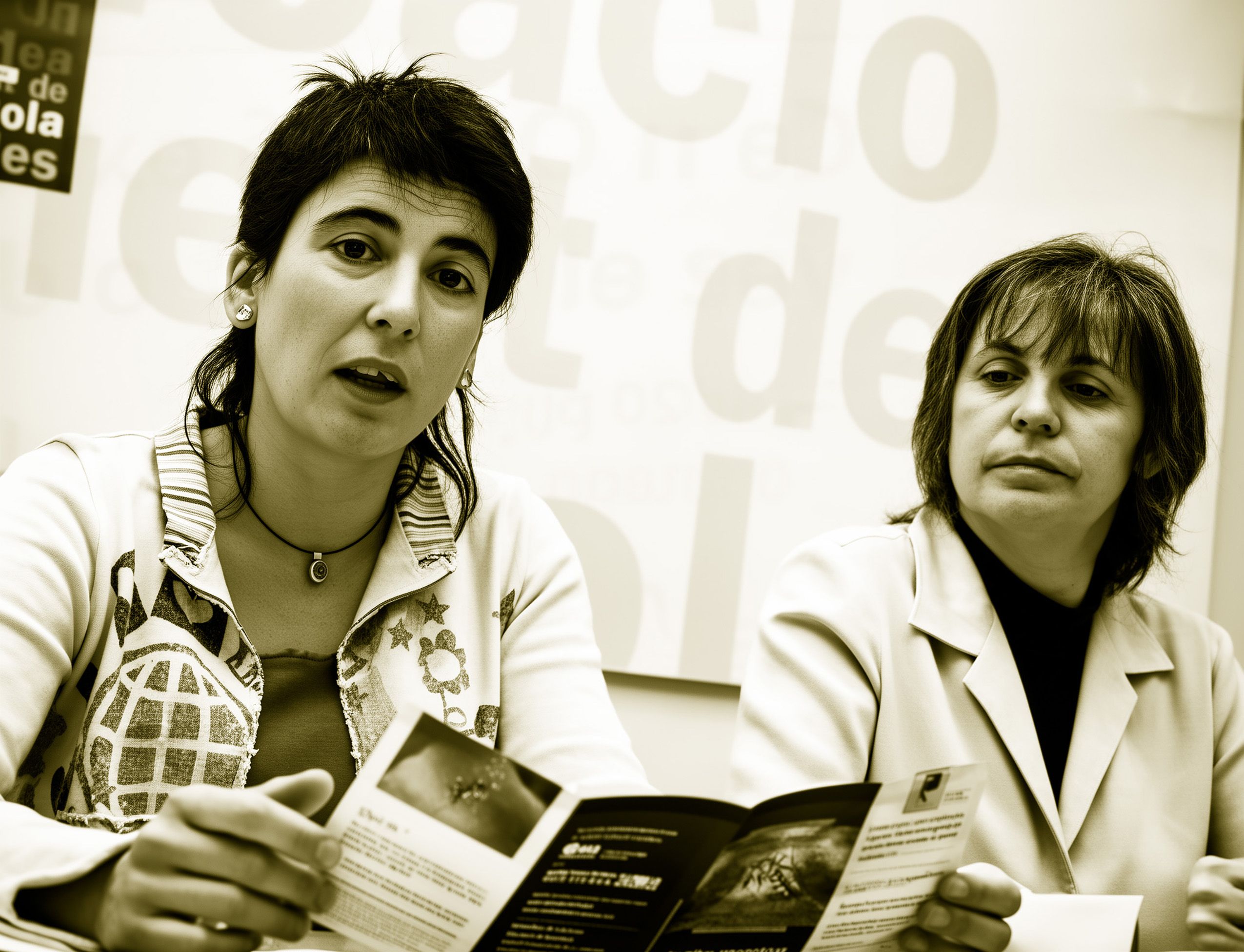 Rosa Guallar, a l'esquerra, en la seva etapa com a regidora, junt amb Montse Puig. Fotografia publicada entre 2005 i 2006. Foto: Cerdanyola al dia.