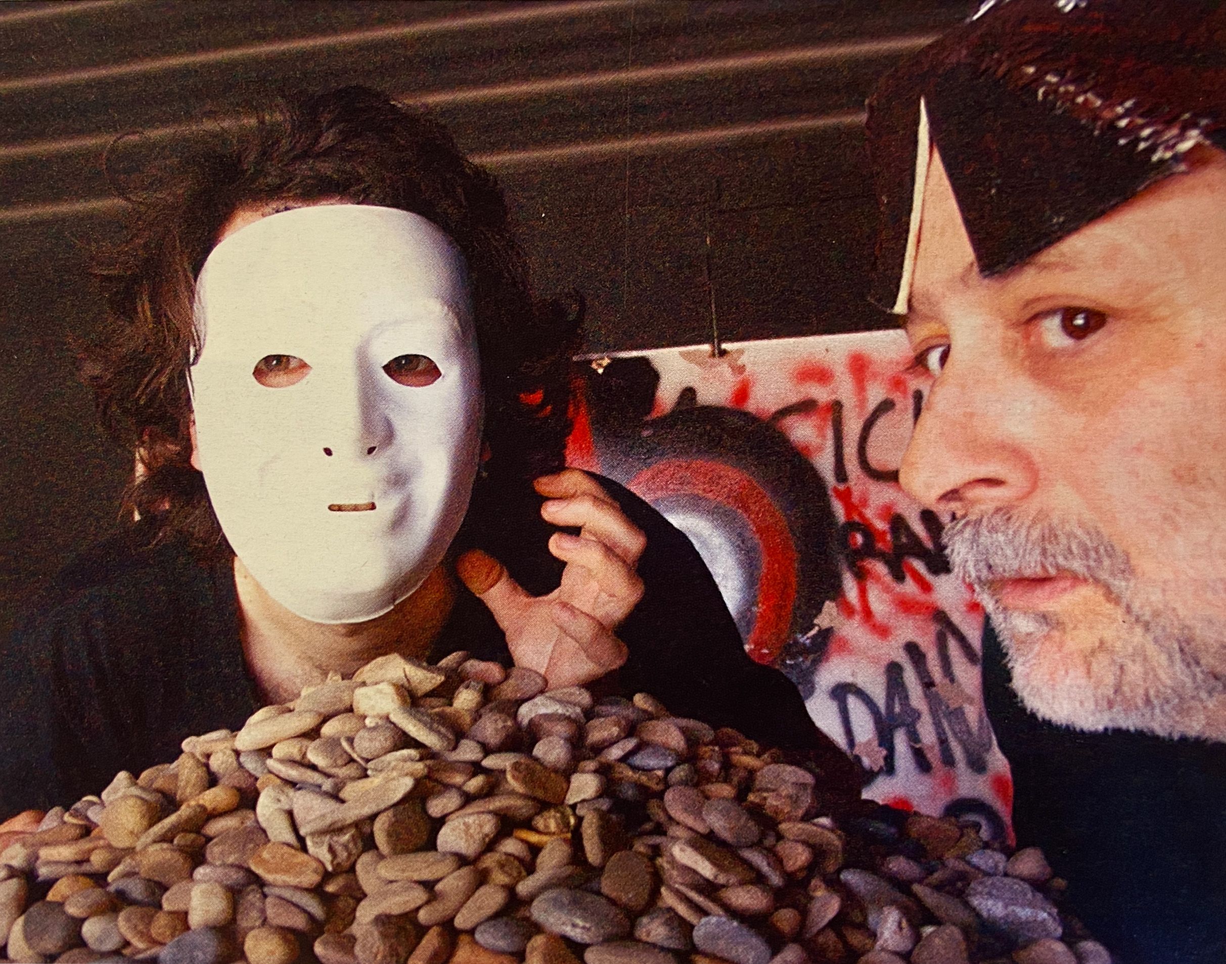 El poeta Jordi Condal, a l'esquerra de la imatge, amb l'artista Kippelboy, en la presentació de l'espectacle Un poble mut.  Foto: Cerdanyola al dia.