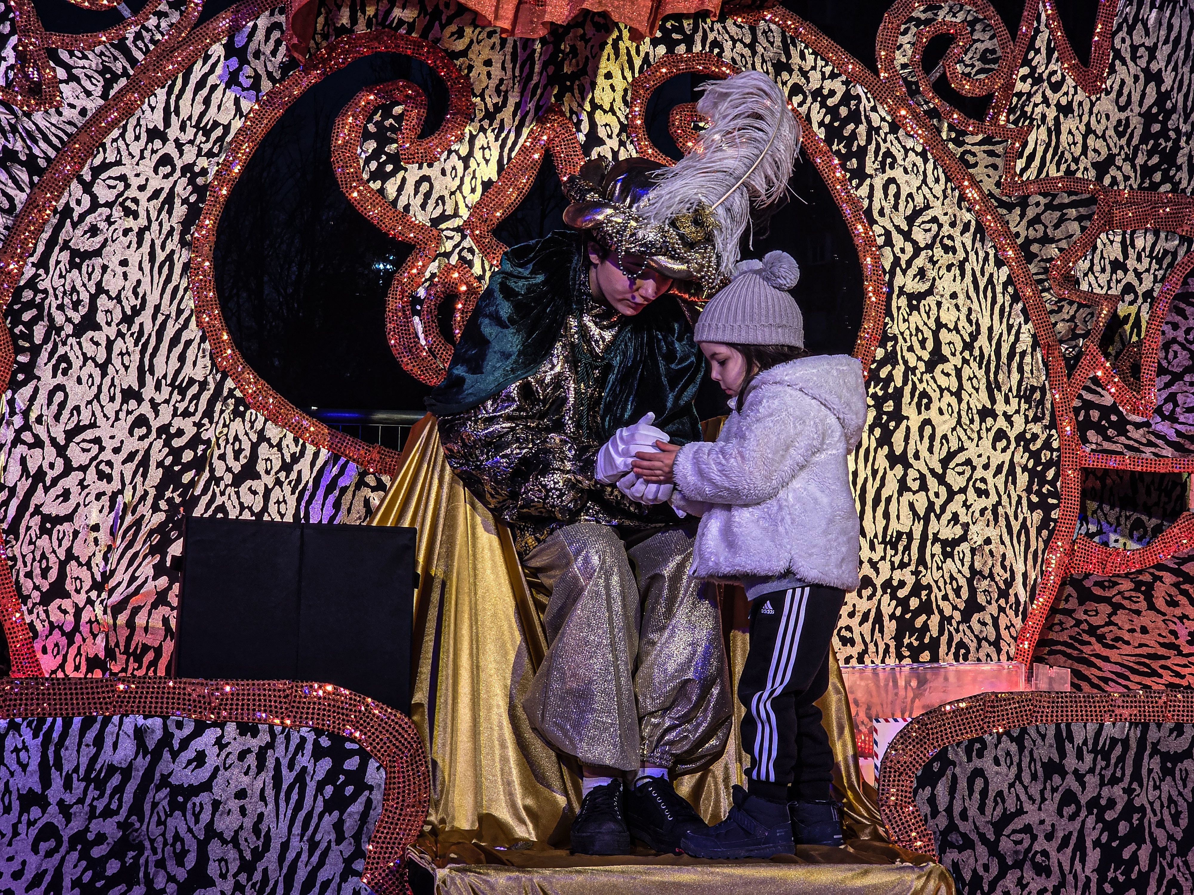 Els infants entreguen les cartes als ambaixadors reials. Foto: Marc Mata