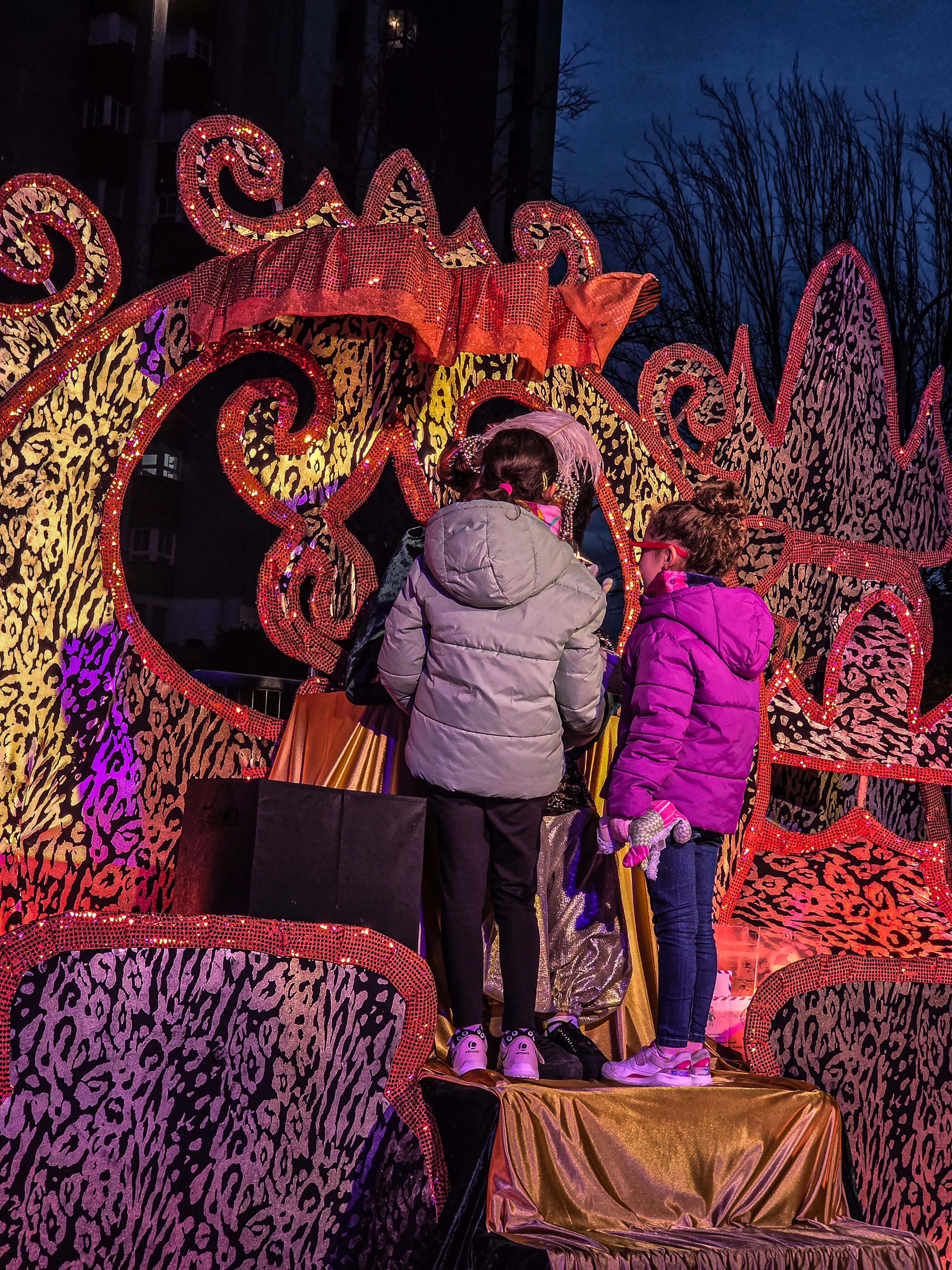 Els infants entreguen les cartes als ambaixadors reials. Foto: Marc Mata