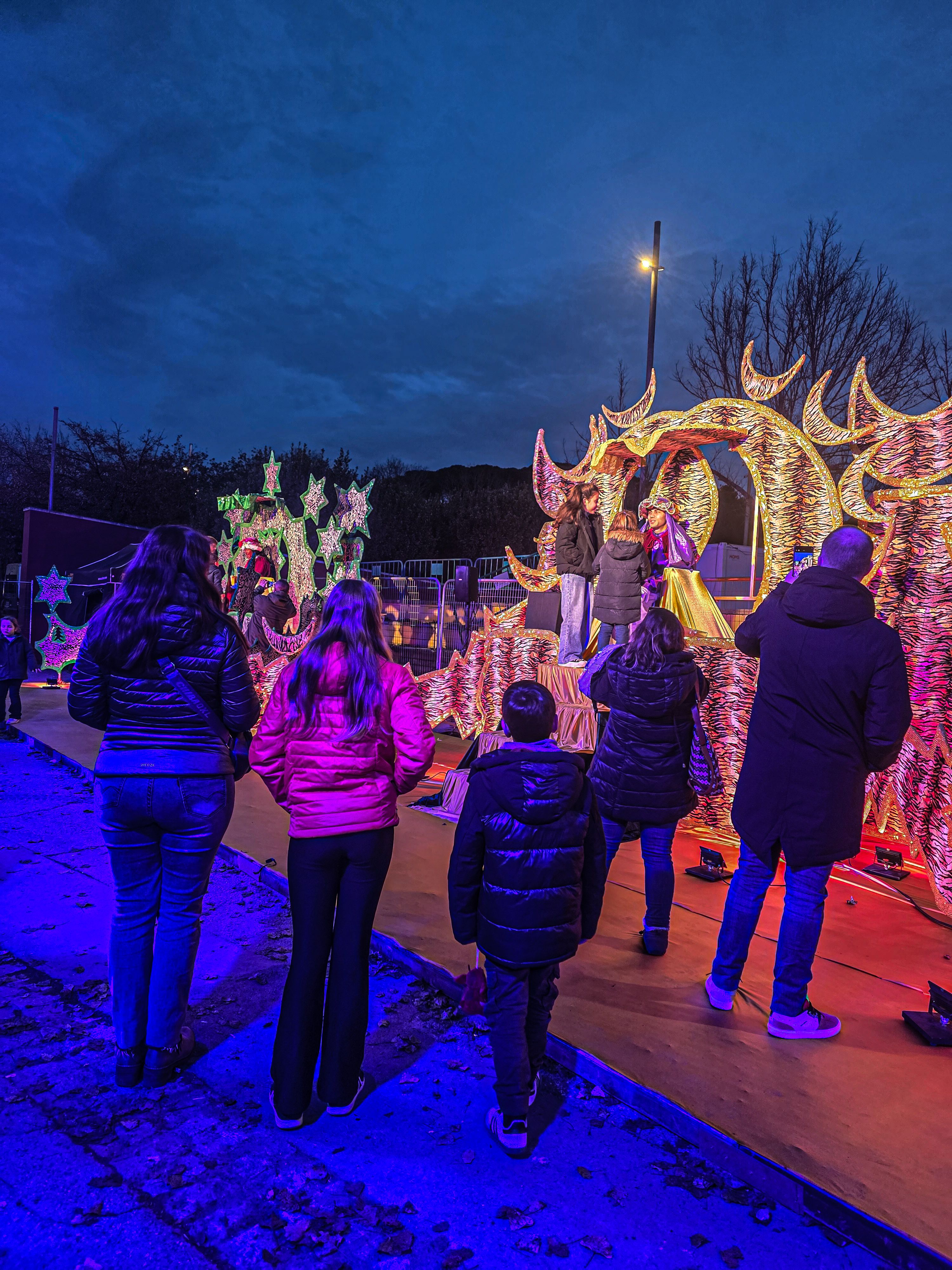 Els infants entreguen les cartes als ambaixadors reials. Foto: Marc Mata