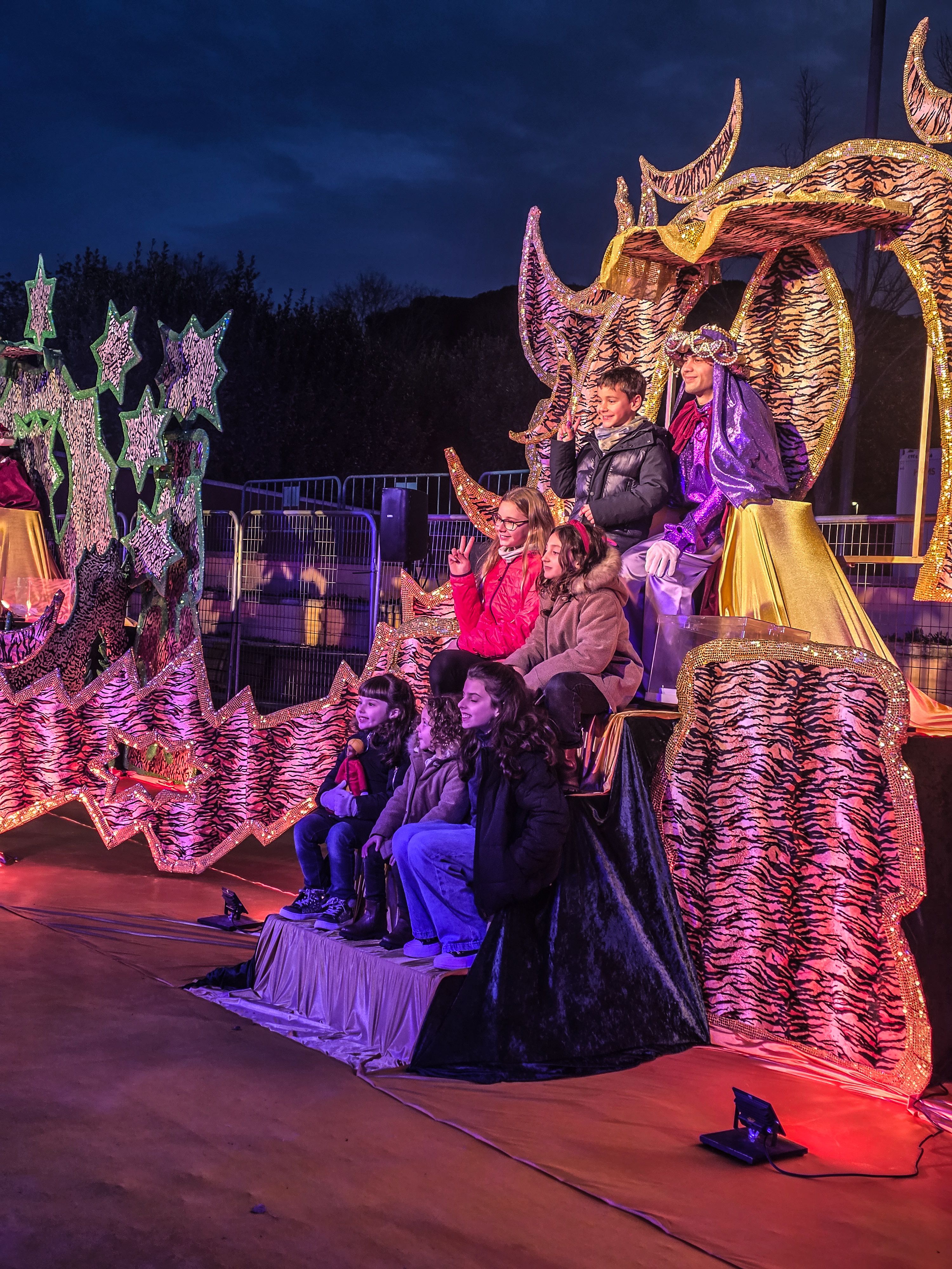 Els infants entreguen les cartes als ambaixadors reials. Foto: Marc Mata