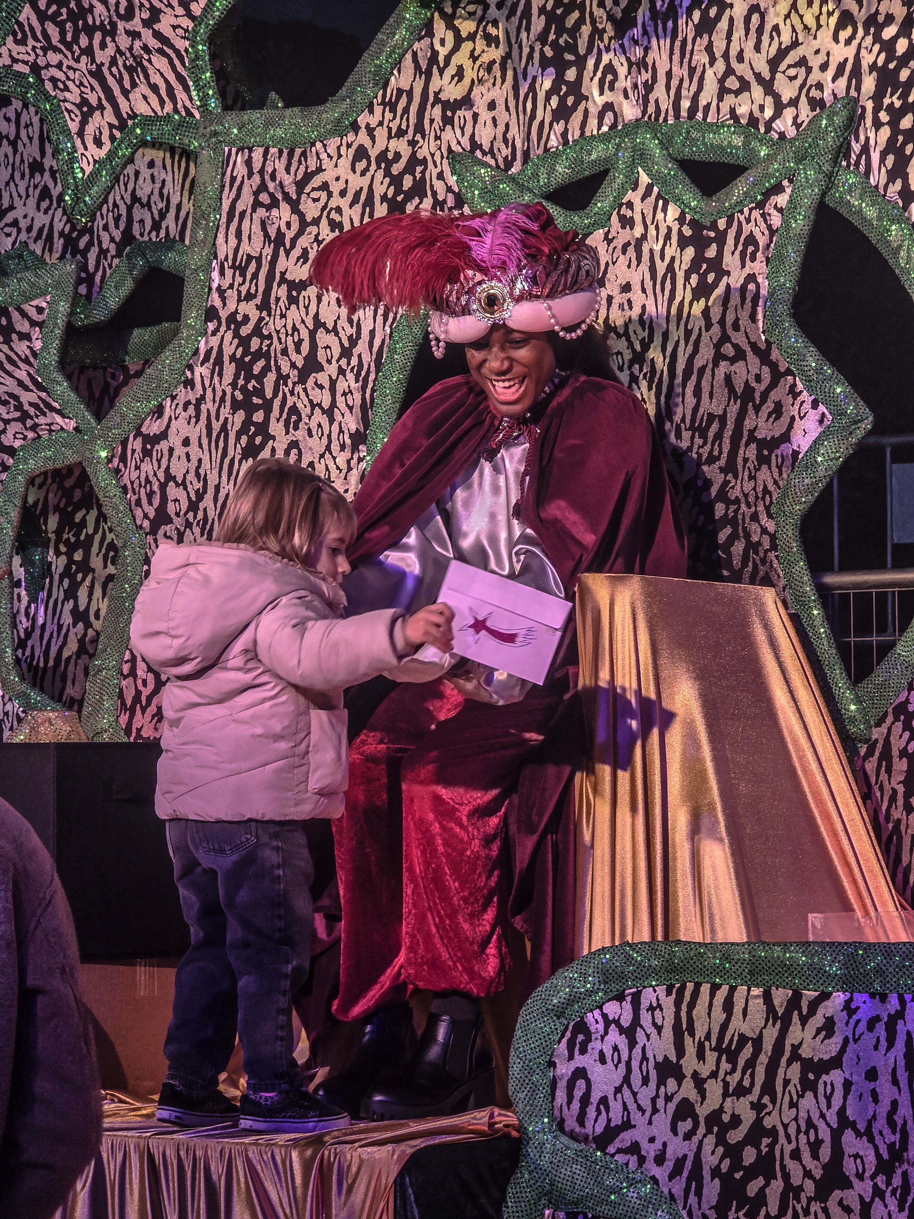 Els infants entreguen les cartes als ambaixadors reials. Foto: Marc Mata