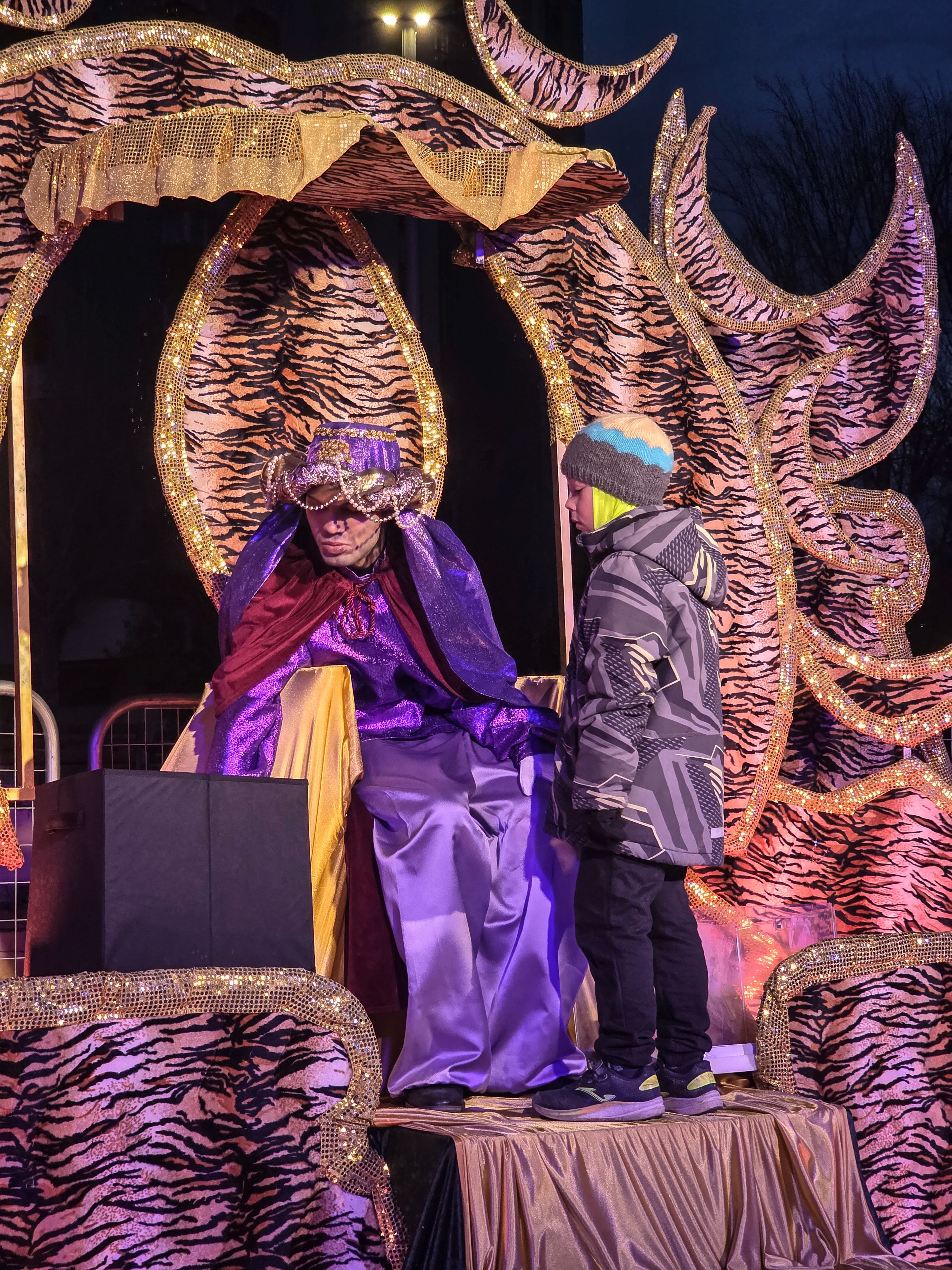 Els infants entreguen les cartes als ambaixadors reials. Foto: Marc Mata