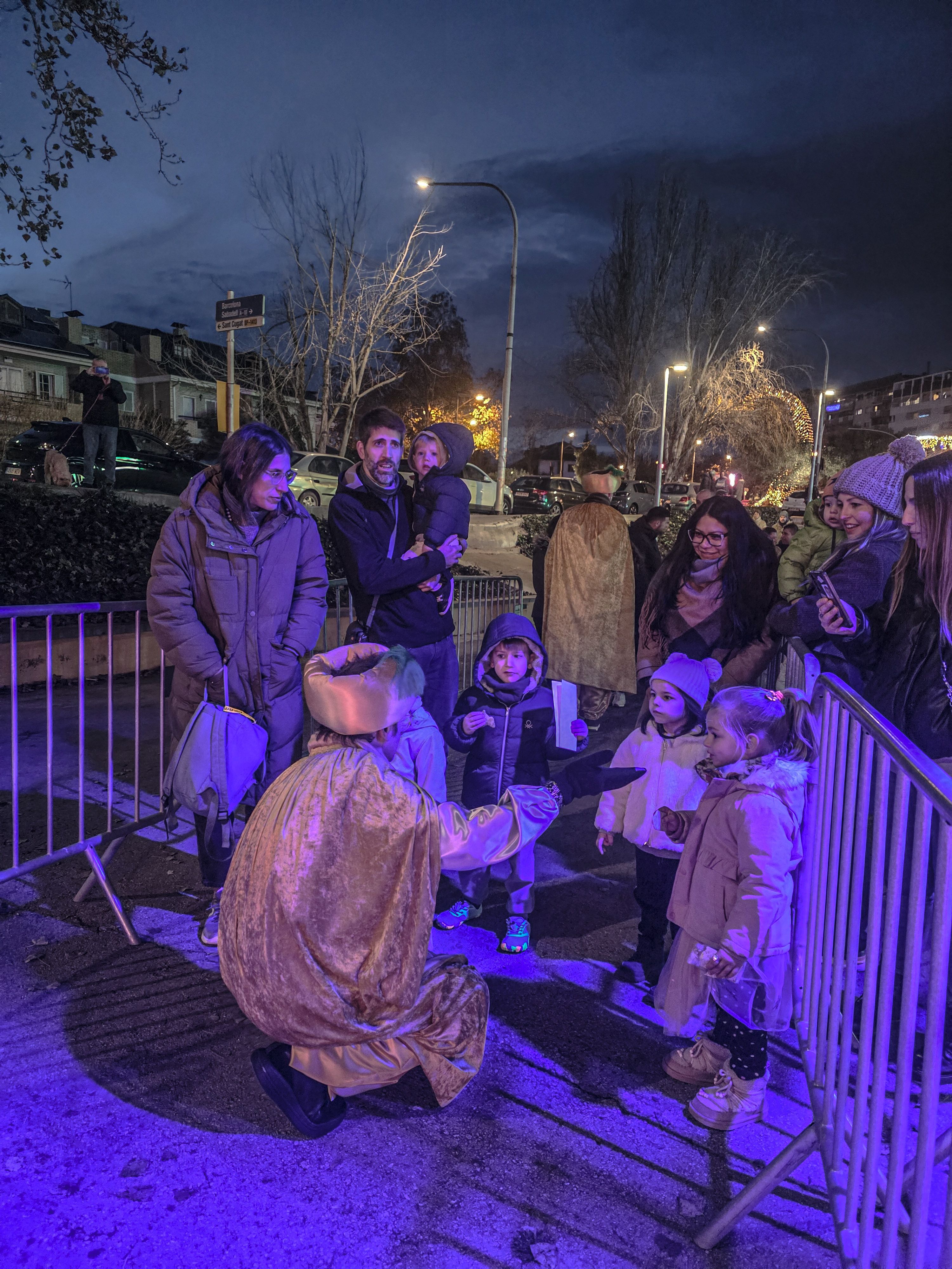 Els infants entreguen les cartes als ambaixadors reials. Foto: Marc Mata
