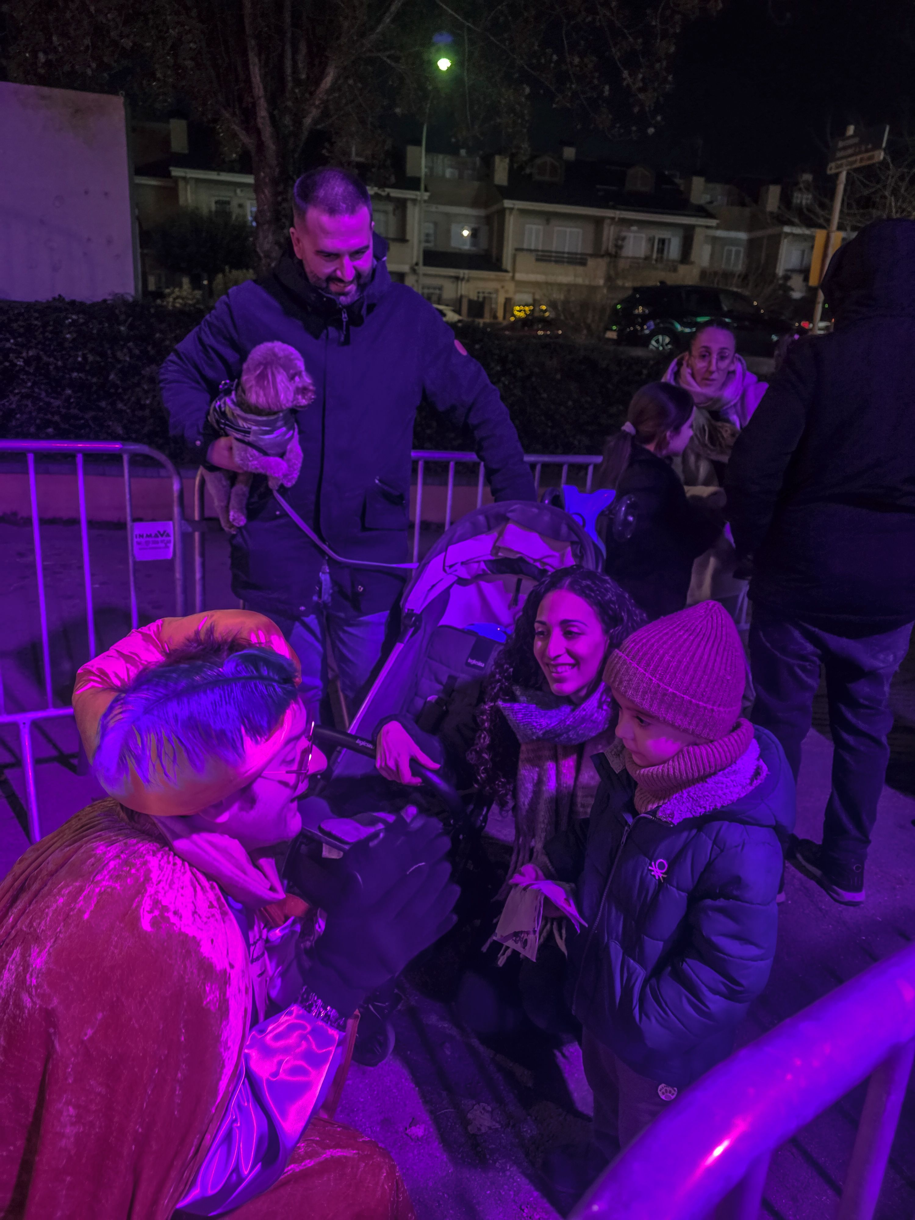 Els infants entreguen les cartes als ambaixadors reials. Foto: Marc Mata