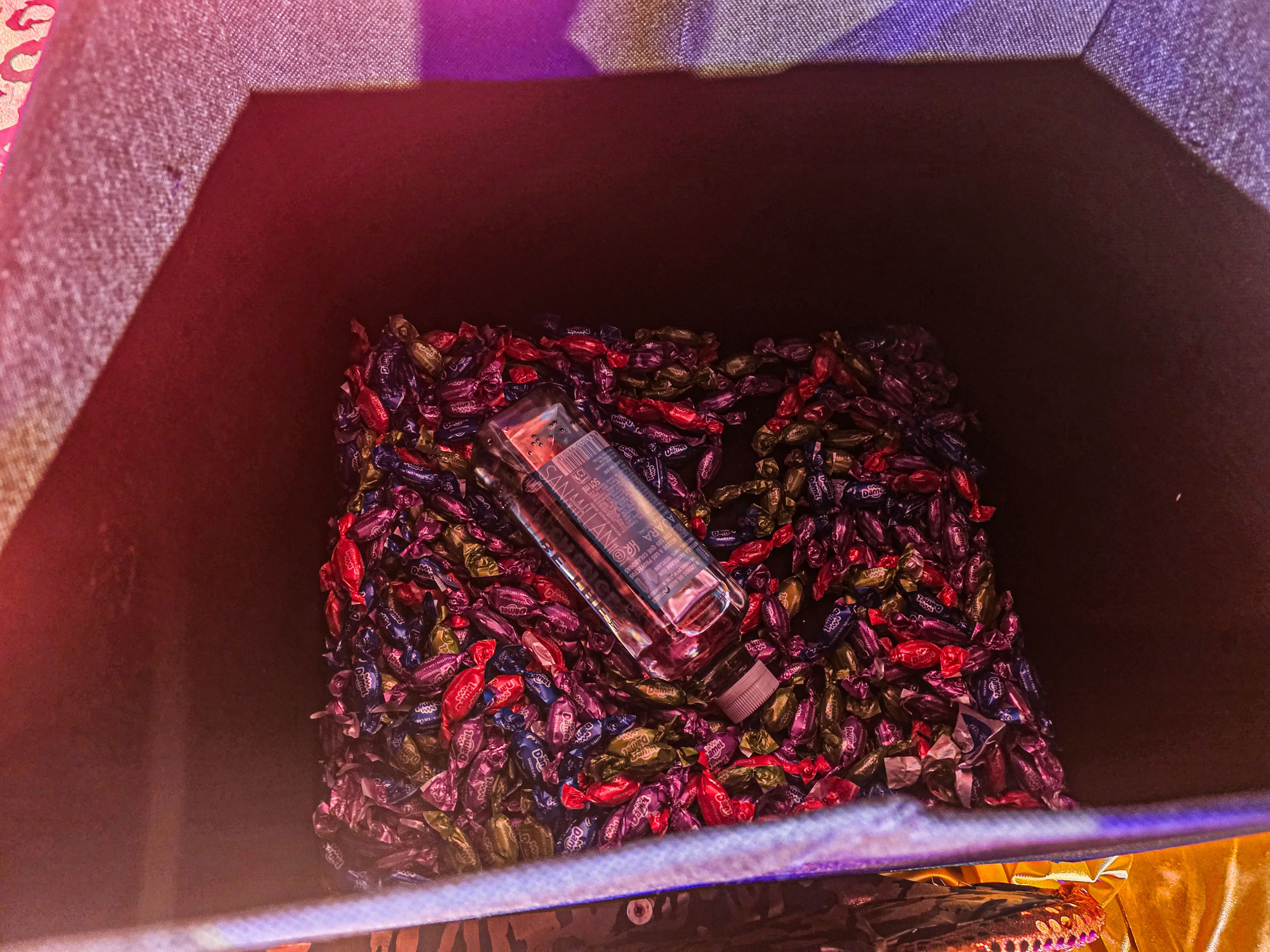 Els infants reben caramelsba canvi d'entregar la carta. Foto: Marc Mata