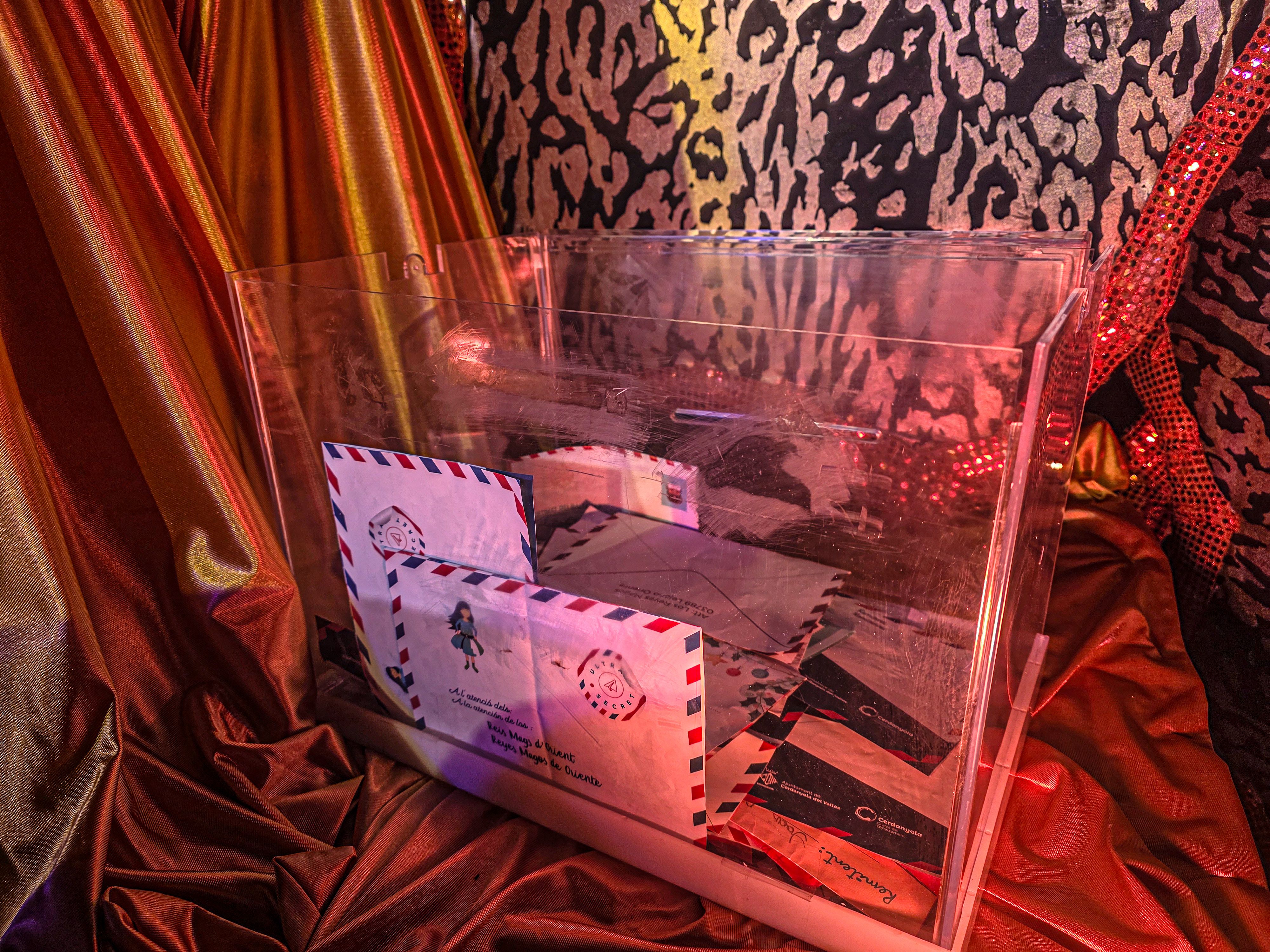 Els ambaixadors reials recullen les cartes. Foto: Marc Mata