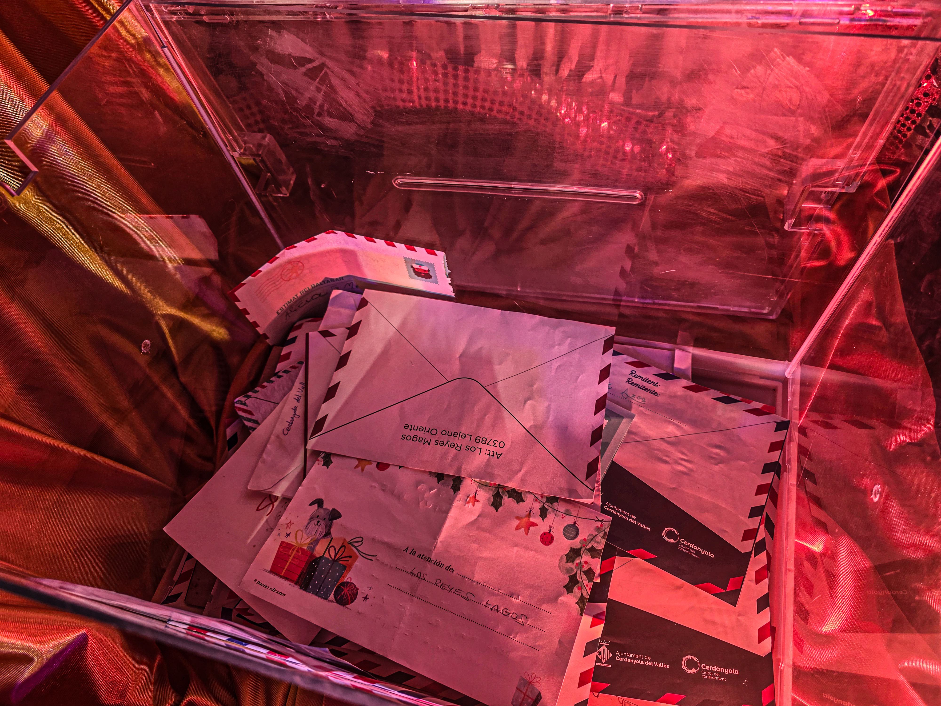 Els ambaixadors reials recullen les cartes. Foto: Marc Mata