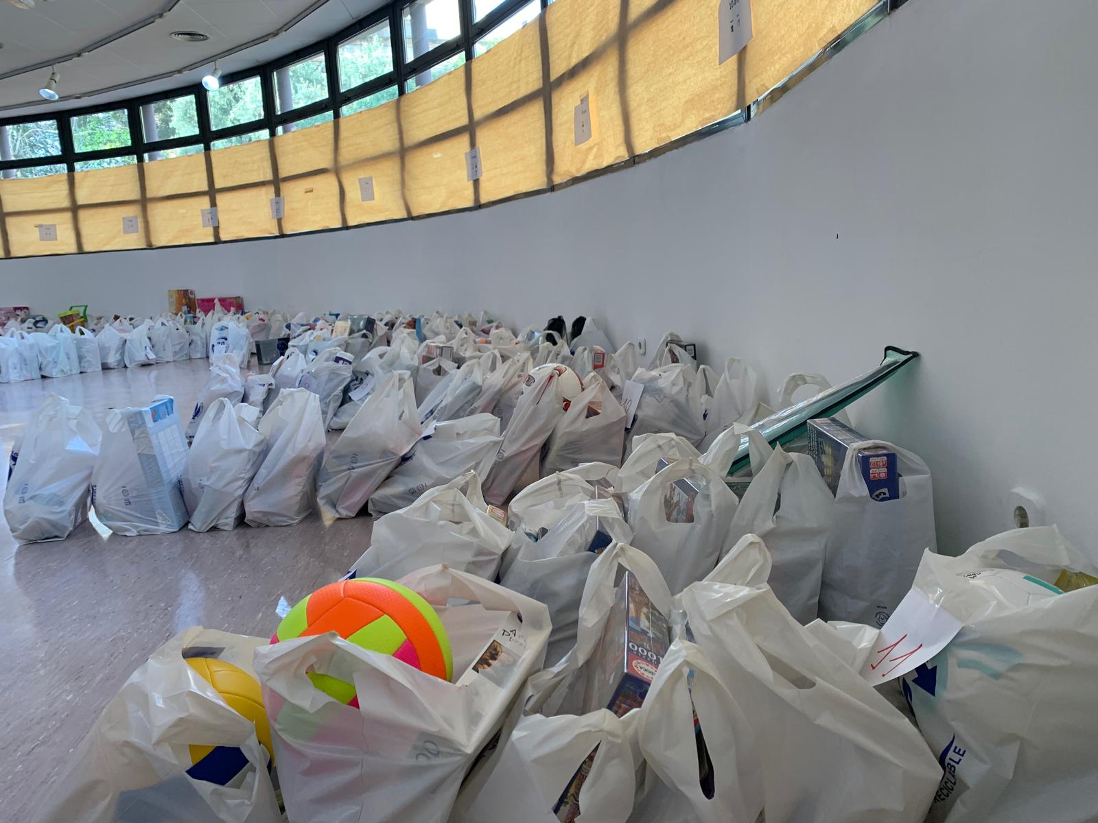 Lots de joguines d'Una Nit d¡Il·lusió per a tothom, organitzades per edats i preparades per repartir entre famílies i infants.  FOTO: Judit Josa