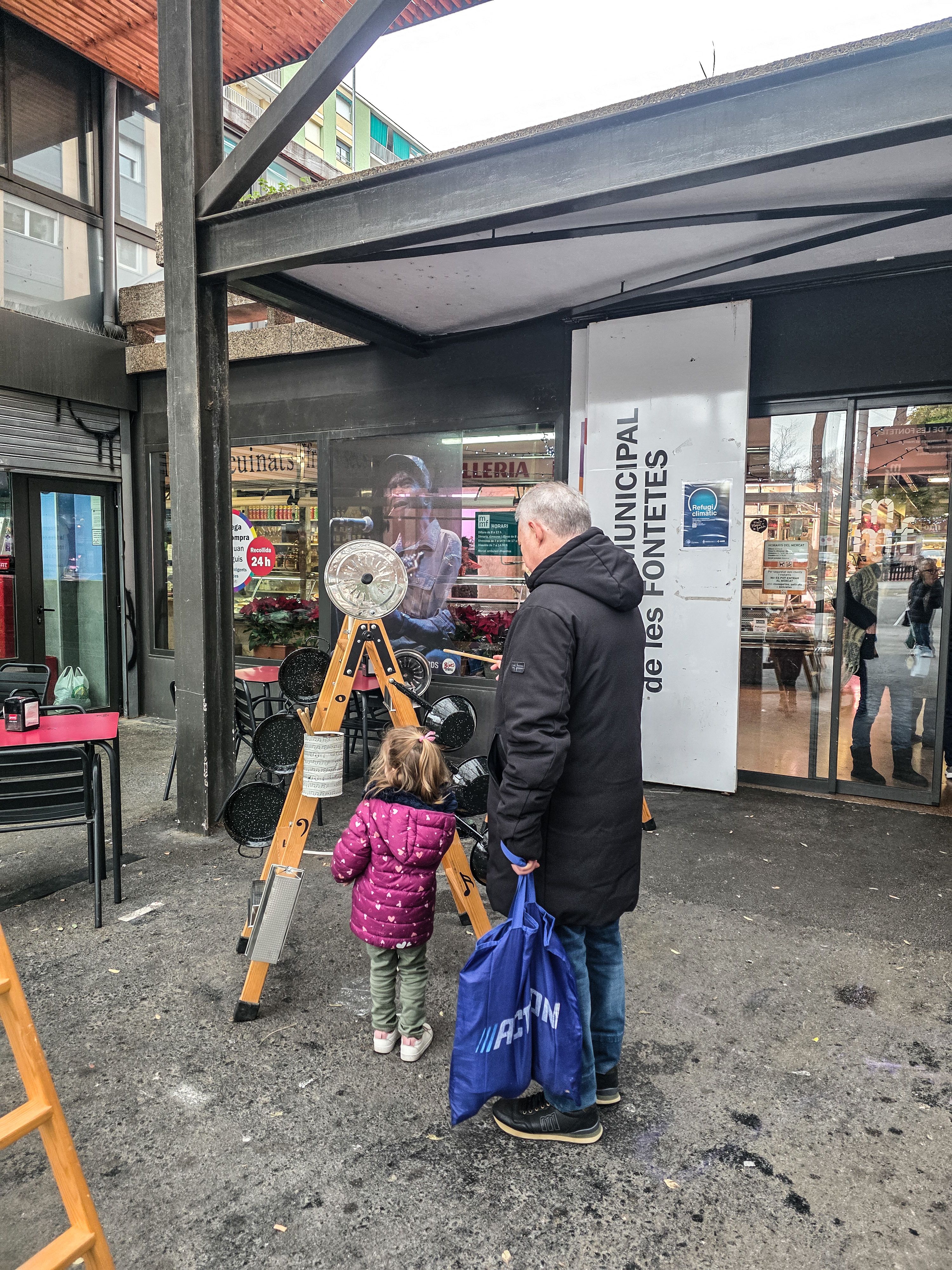 Sensibilització del reciclatge en el mercat municipal de Fontetes. Foto: Marc Mata