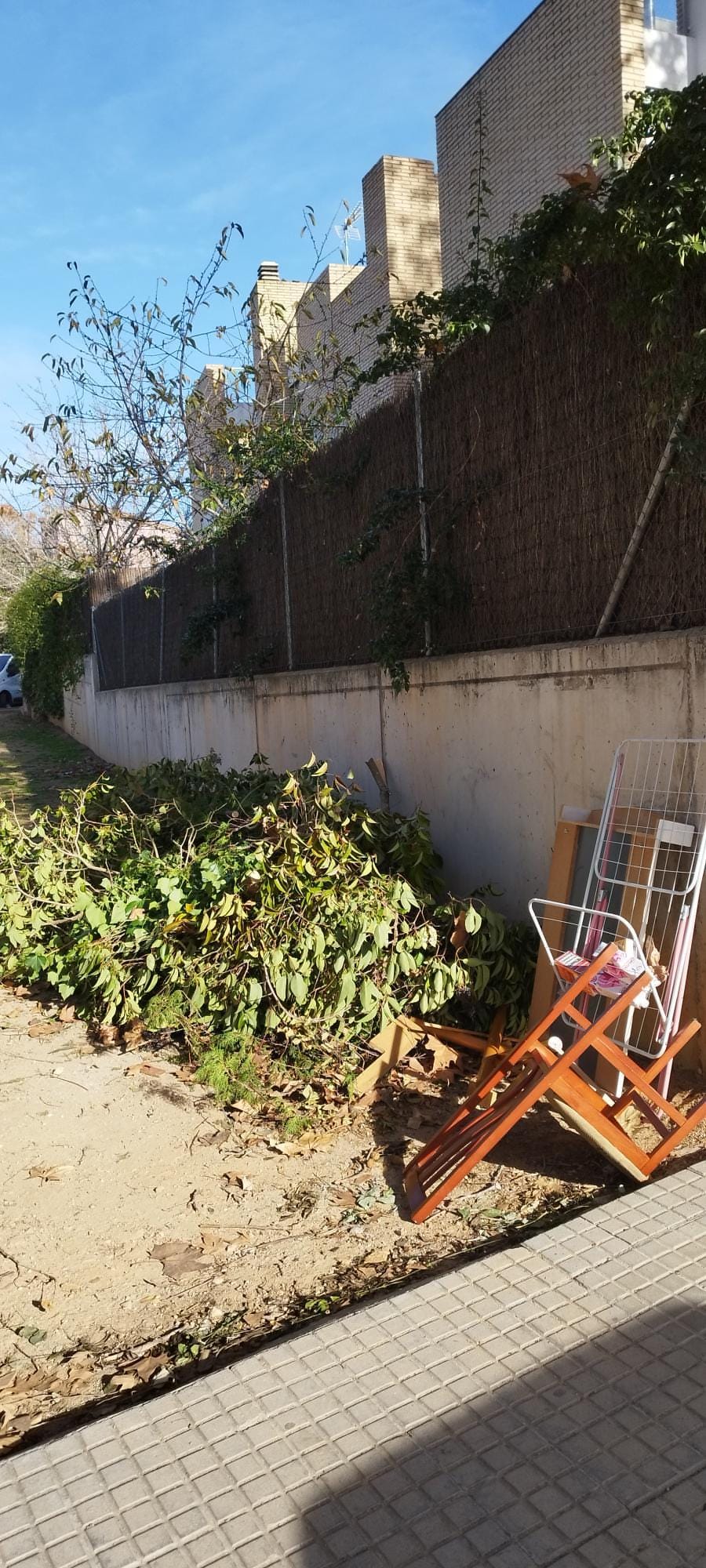 Abocaments de poda i mobiliari al costat d'un habitatge familiar. FOTO: Lourdes Solà